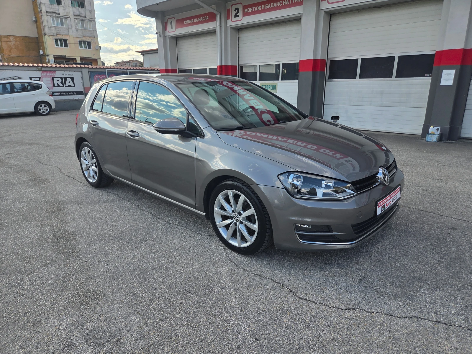VW Golf VII 1.6 TDI/Highline/Distronic/AT/Navi/Massage, снимка 7 - Автомобили и джипове - 55412496