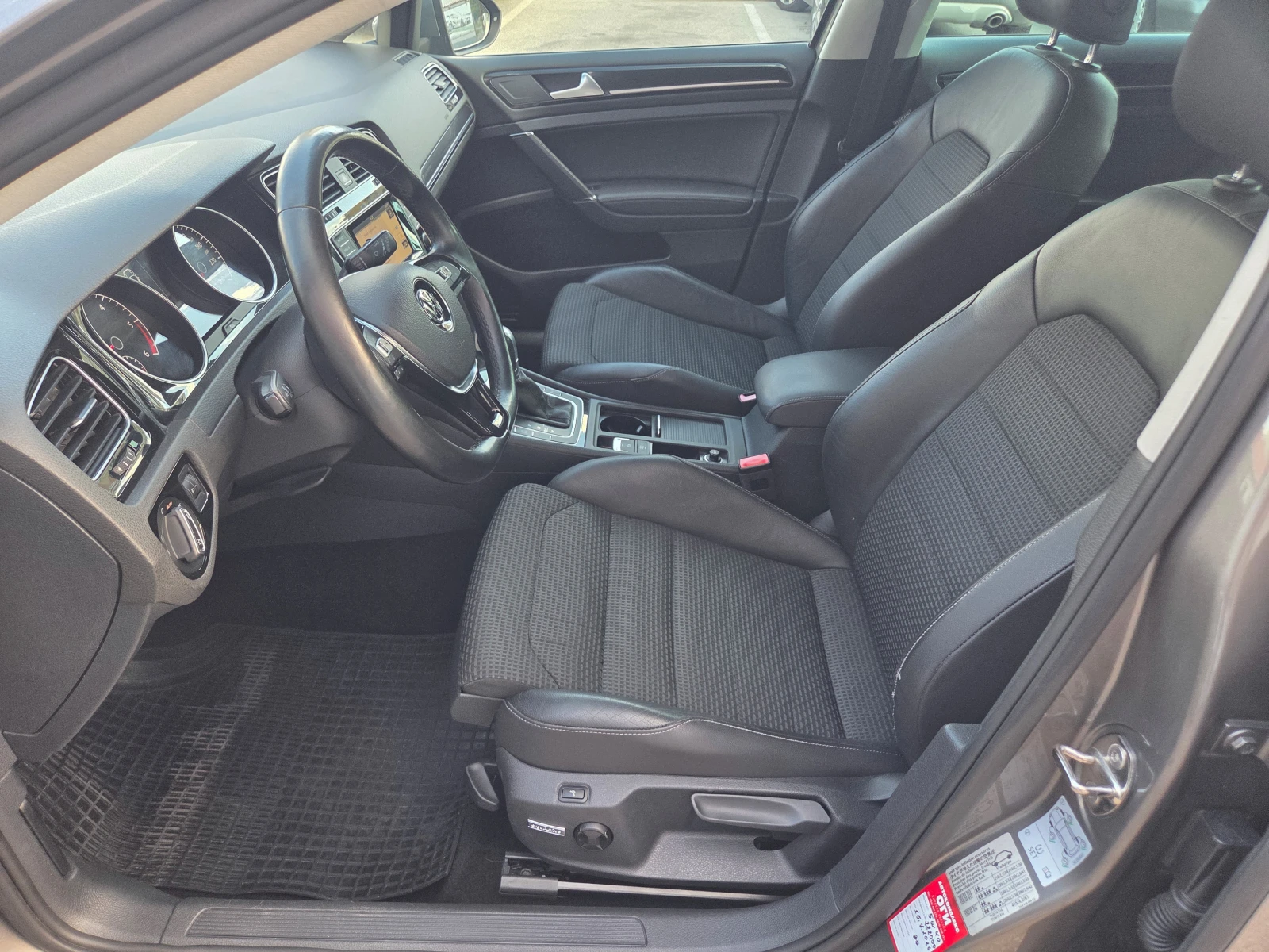 VW Golf VII 1.6 TDI/Highline/Distronic/AT/Navi/Massage, снимка 10 - Автомобили и джипове - 55412496