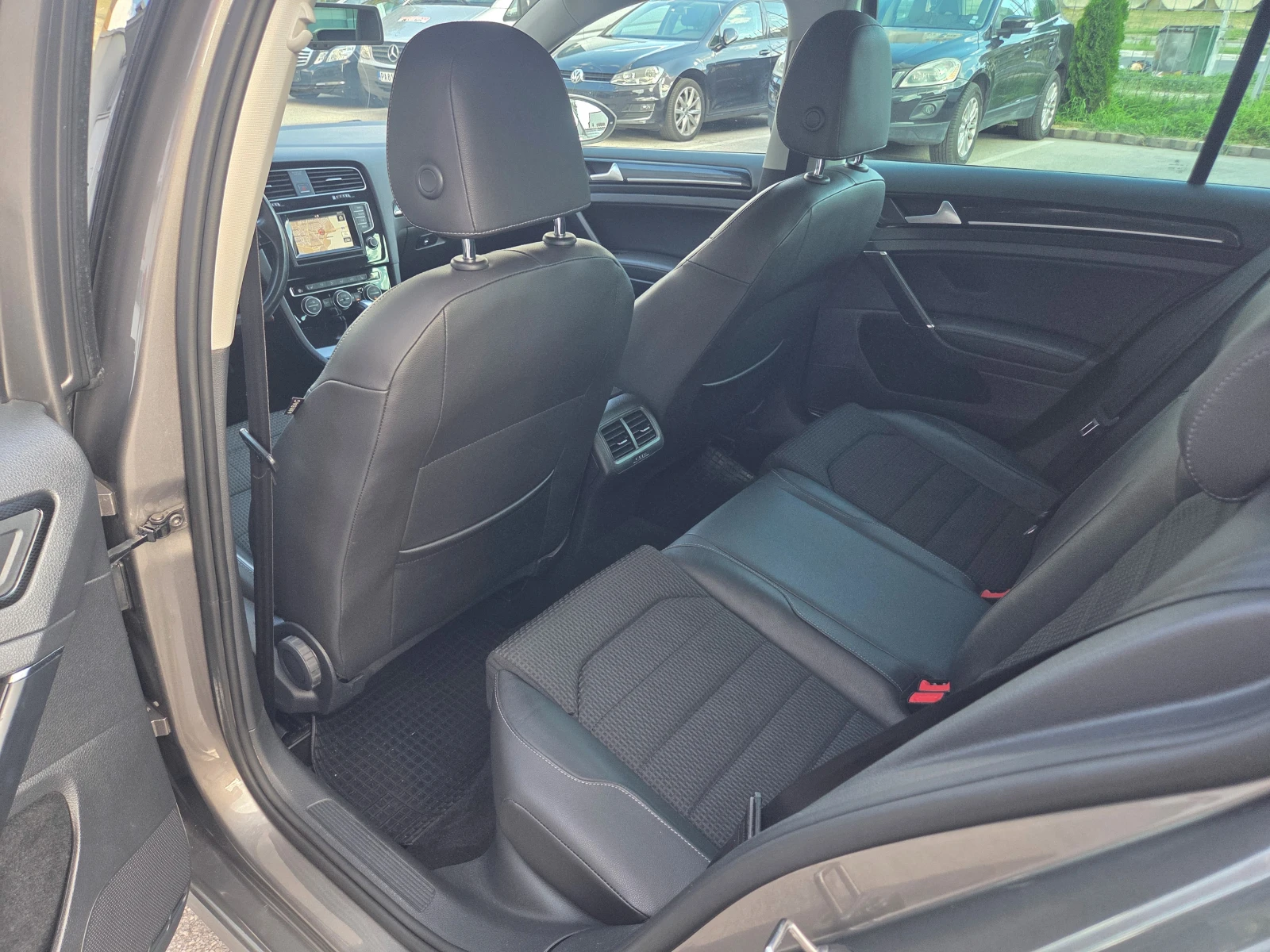 VW Golf VII 1.6 TDI/Highline/Distronic/AT/Navi/Massage, снимка 16 - Автомобили и джипове - 55412496