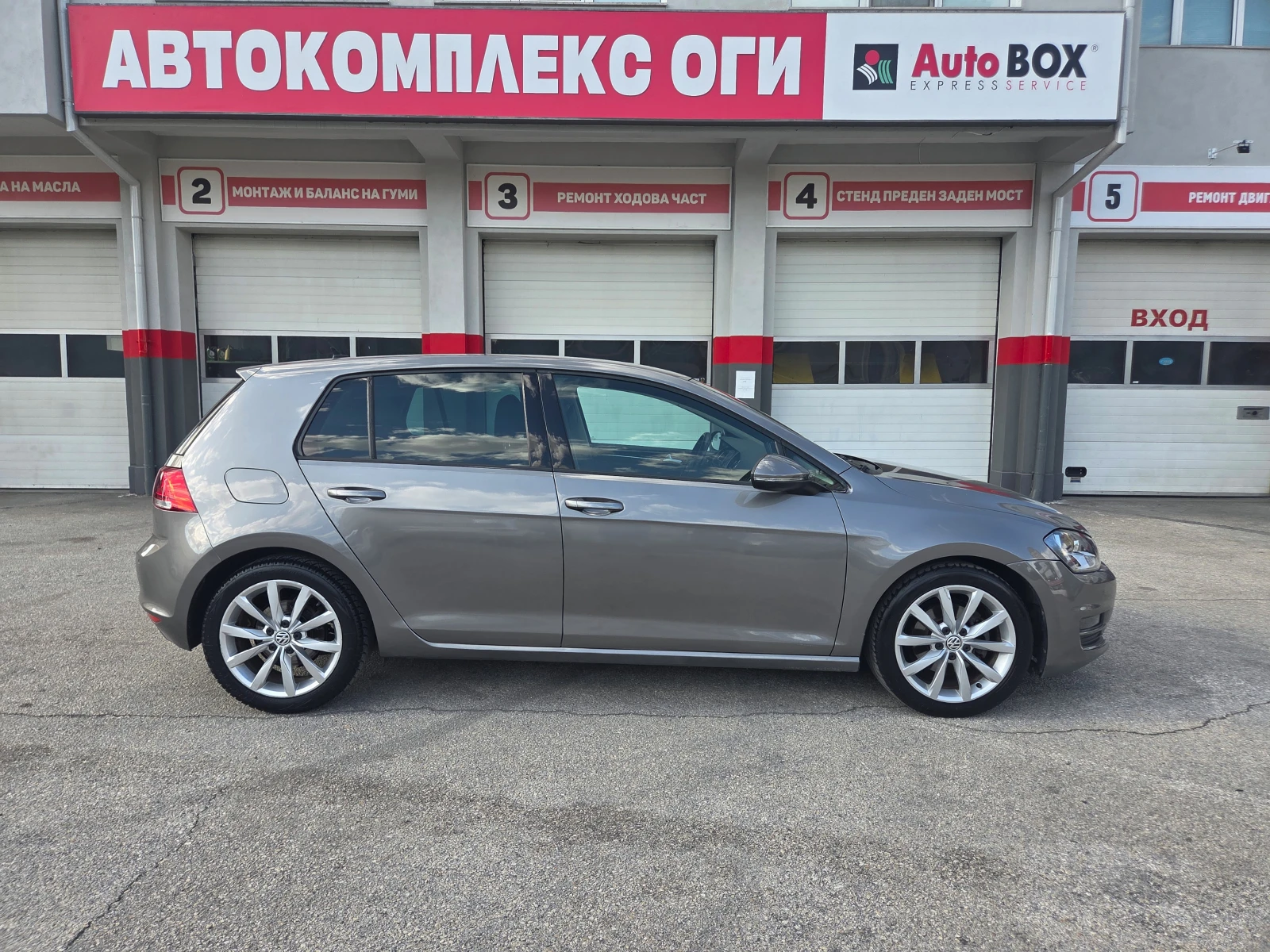 VW Golf VII 1.6 TDI/Highline/Distronic/AT/Navi/Massage, снимка 6 - Автомобили и джипове - 55412496