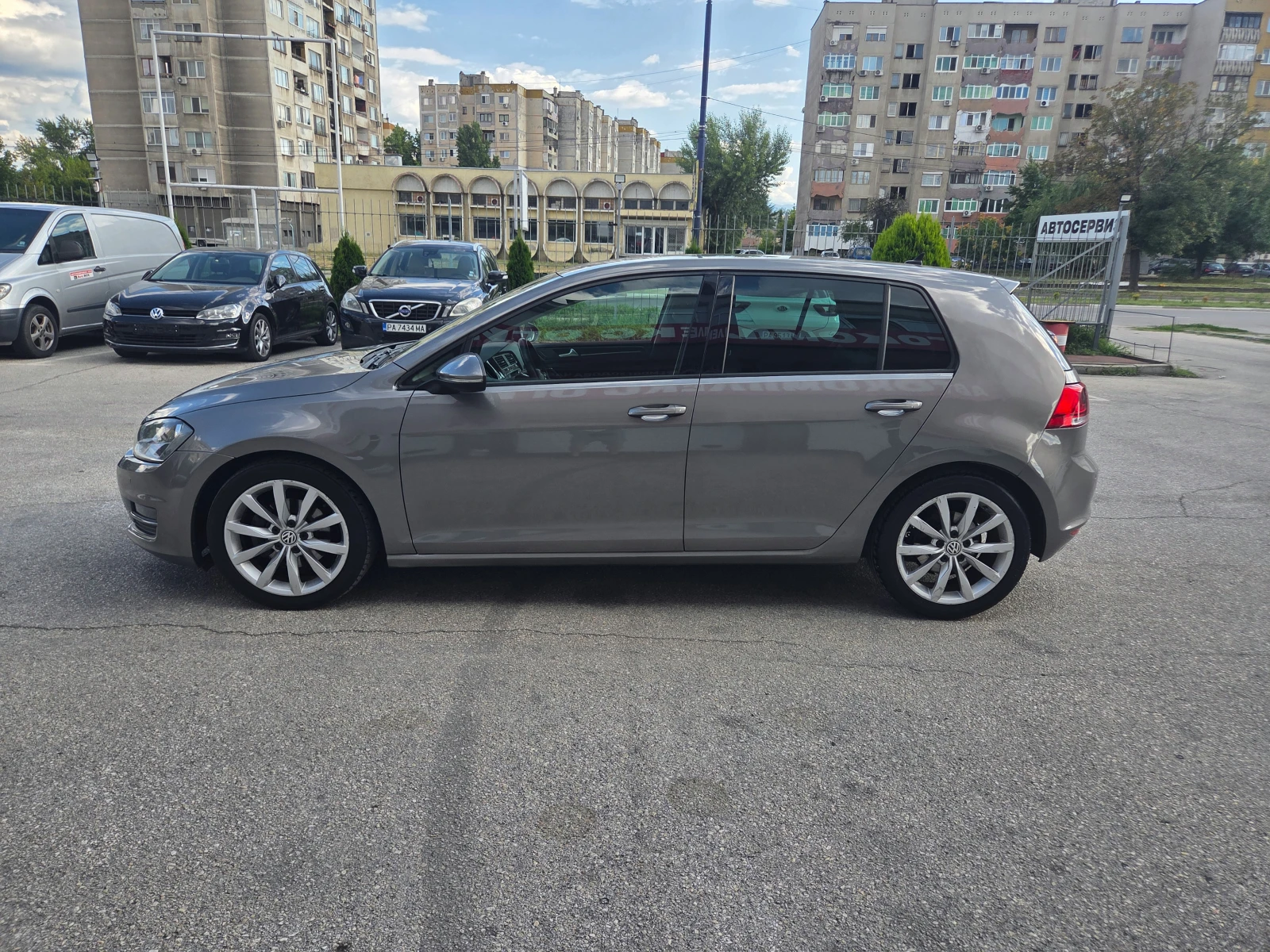 VW Golf VII 1.6 TDI/Highline/Distronic/AT/Navi/Massage, снимка 2 - Автомобили и джипове - 55412496