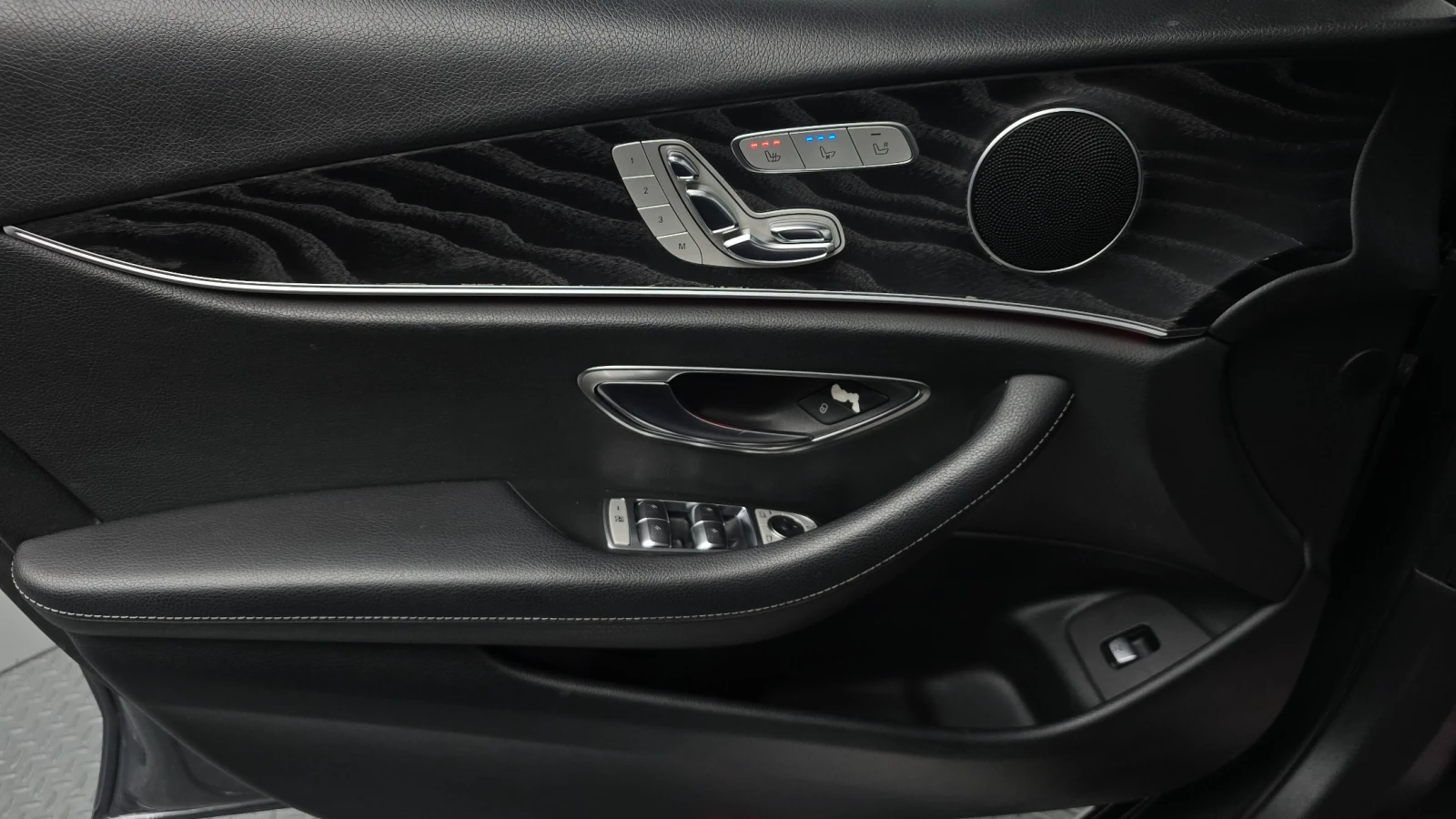 Mercedes-Benz E 300 E300 4MATIC Avantgarde | HUD | 360  камера | , снимка 8 - Автомобили и джипове - 55739567