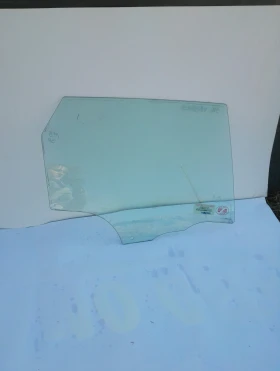 Стъкло задно дясно Мазда 3 05г.