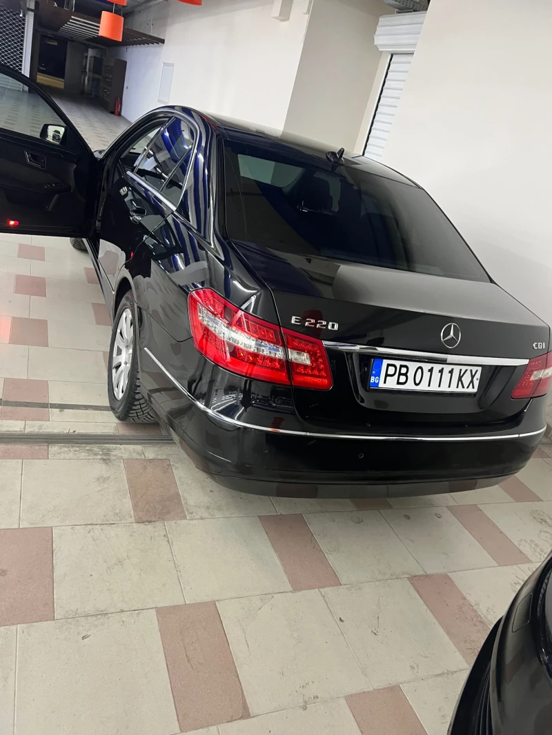 Mercedes-Benz E 220, снимка 3 - Автомобили и джипове - 52421897