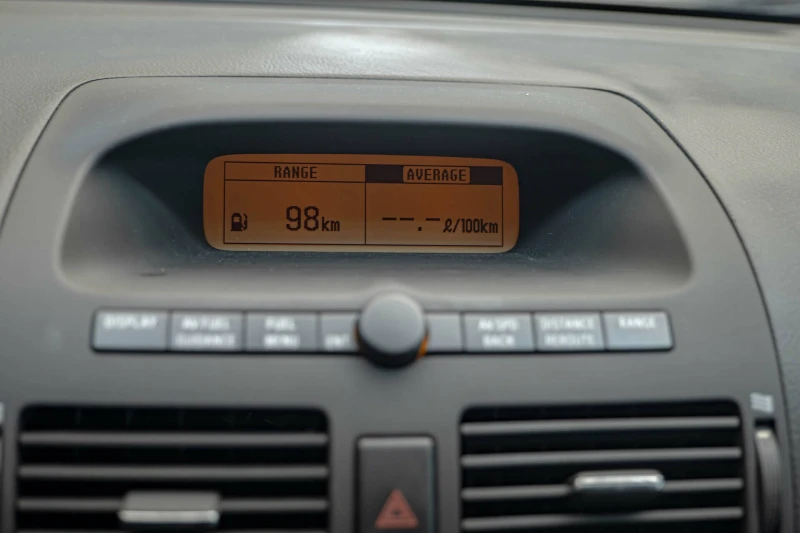 Toyota Avensis 2.0D-4D/Климатроник/Печка/Бленда/Мултиволан, снимка 11 - Автомобили и джипове - 53405374