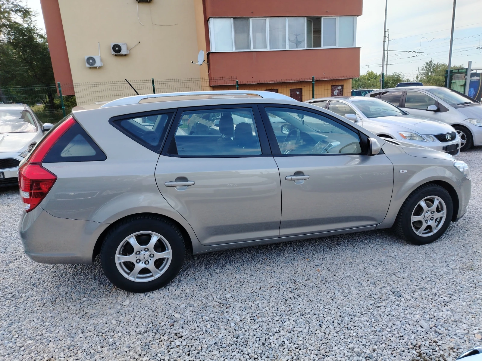 Kia Ceed 1.4i 143000km, снимка 3 - Автомобили и джипове - 54825334