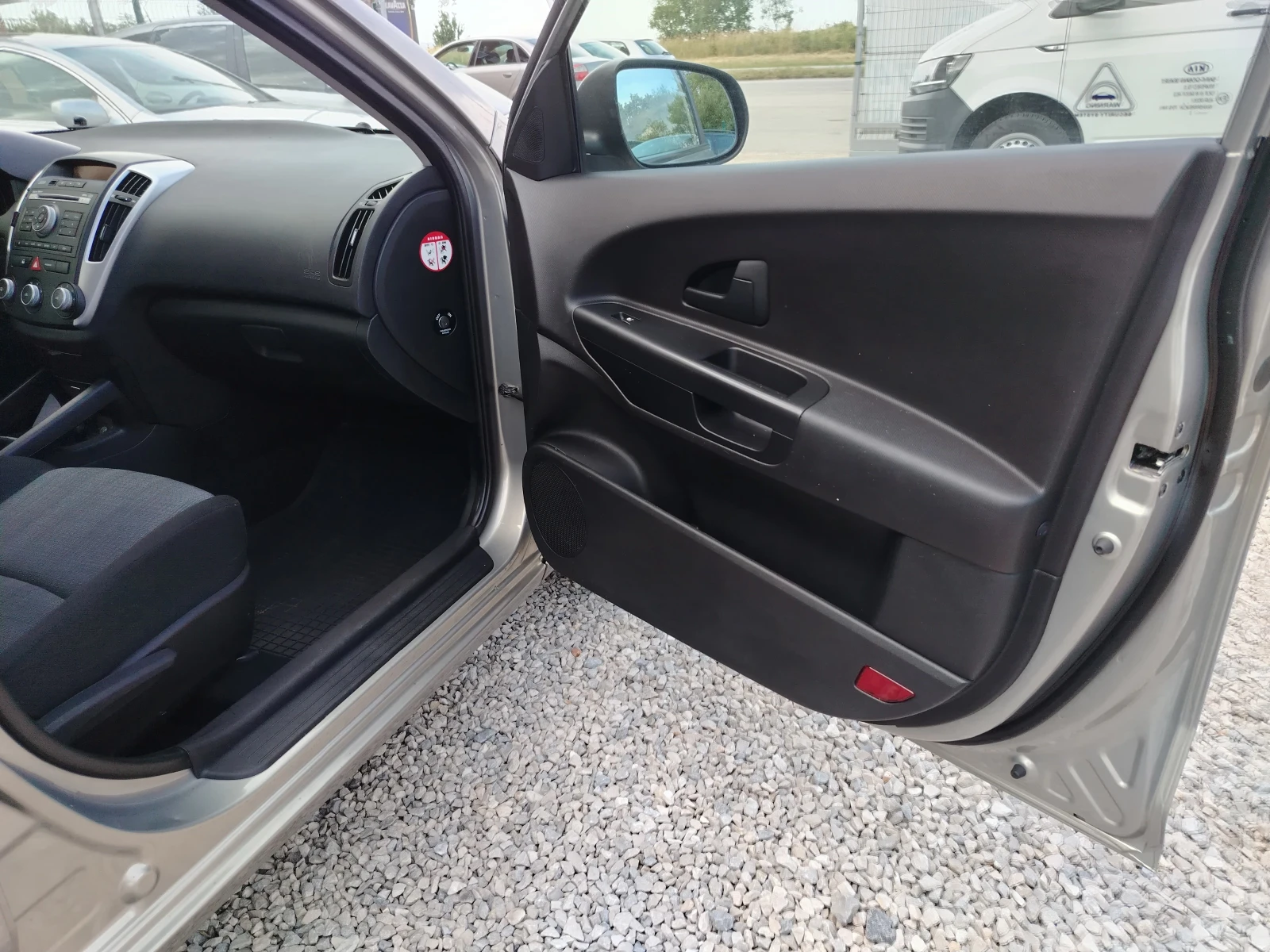 Kia Ceed 1.4i 143000km, снимка 12 - Автомобили и джипове - 54825334