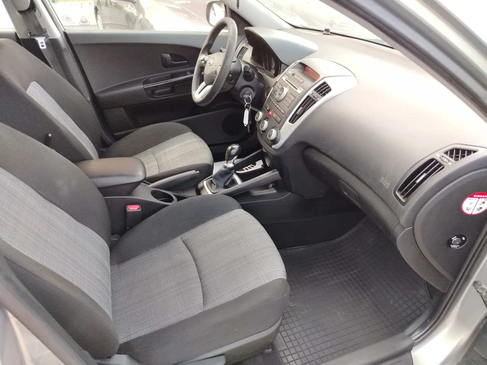 Kia Ceed 1.4i 143000km, снимка 9 - Автомобили и джипове - 54825334