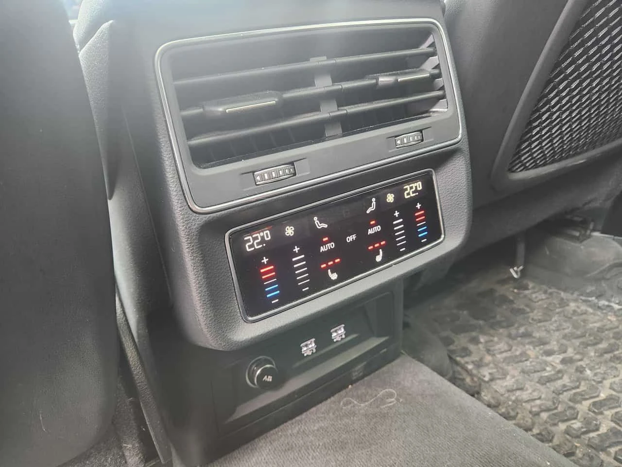 Audi Q8 * Progressiv * CARFAX * Дистроник * Обдухване * , снимка 13 - Автомобили и джипове - 54072753