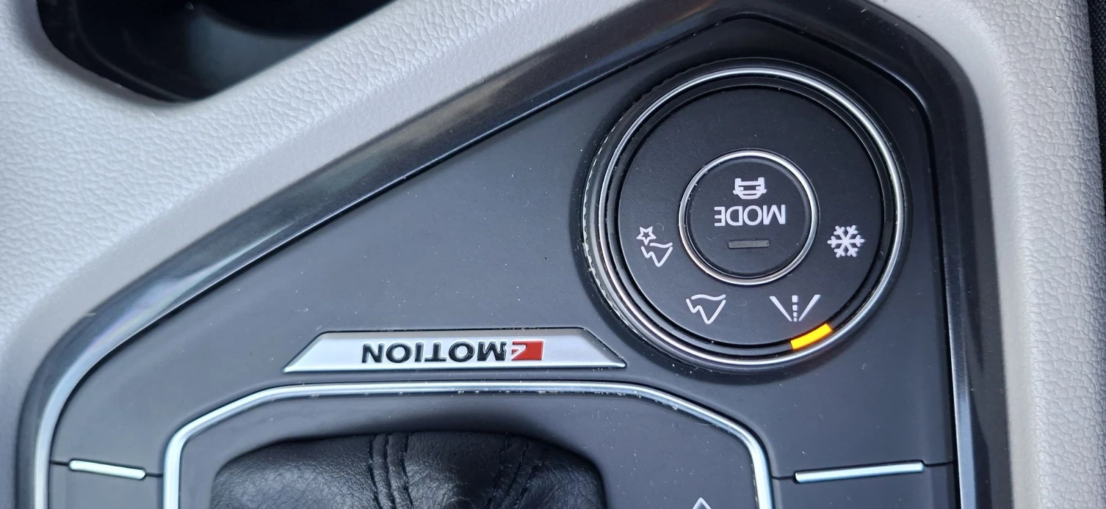 VW Tiguan 2.0TDI, снимка 10 - Автомобили и джипове - 56600218