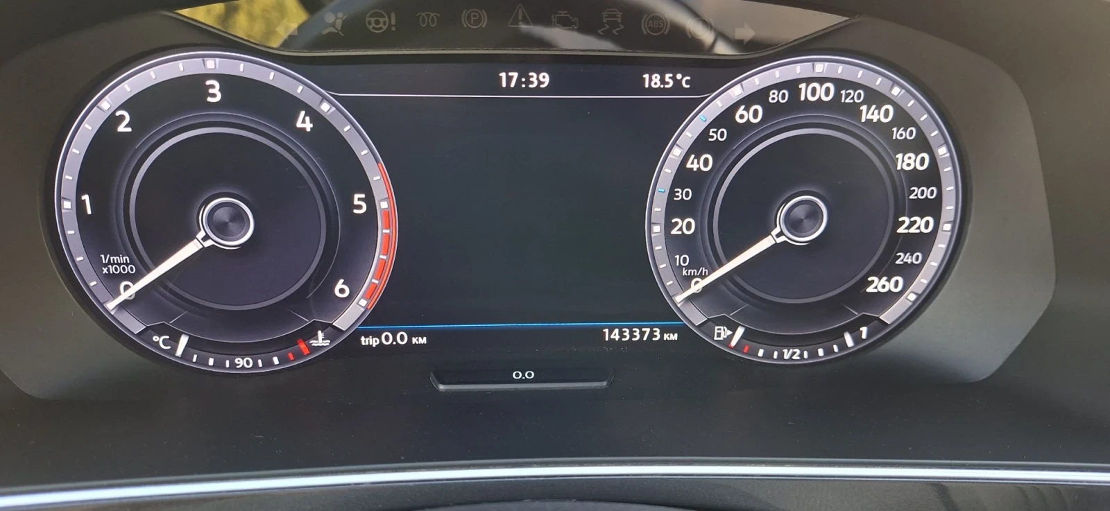 VW Tiguan 2.0TDI, снимка 16 - Автомобили и джипове - 56600218