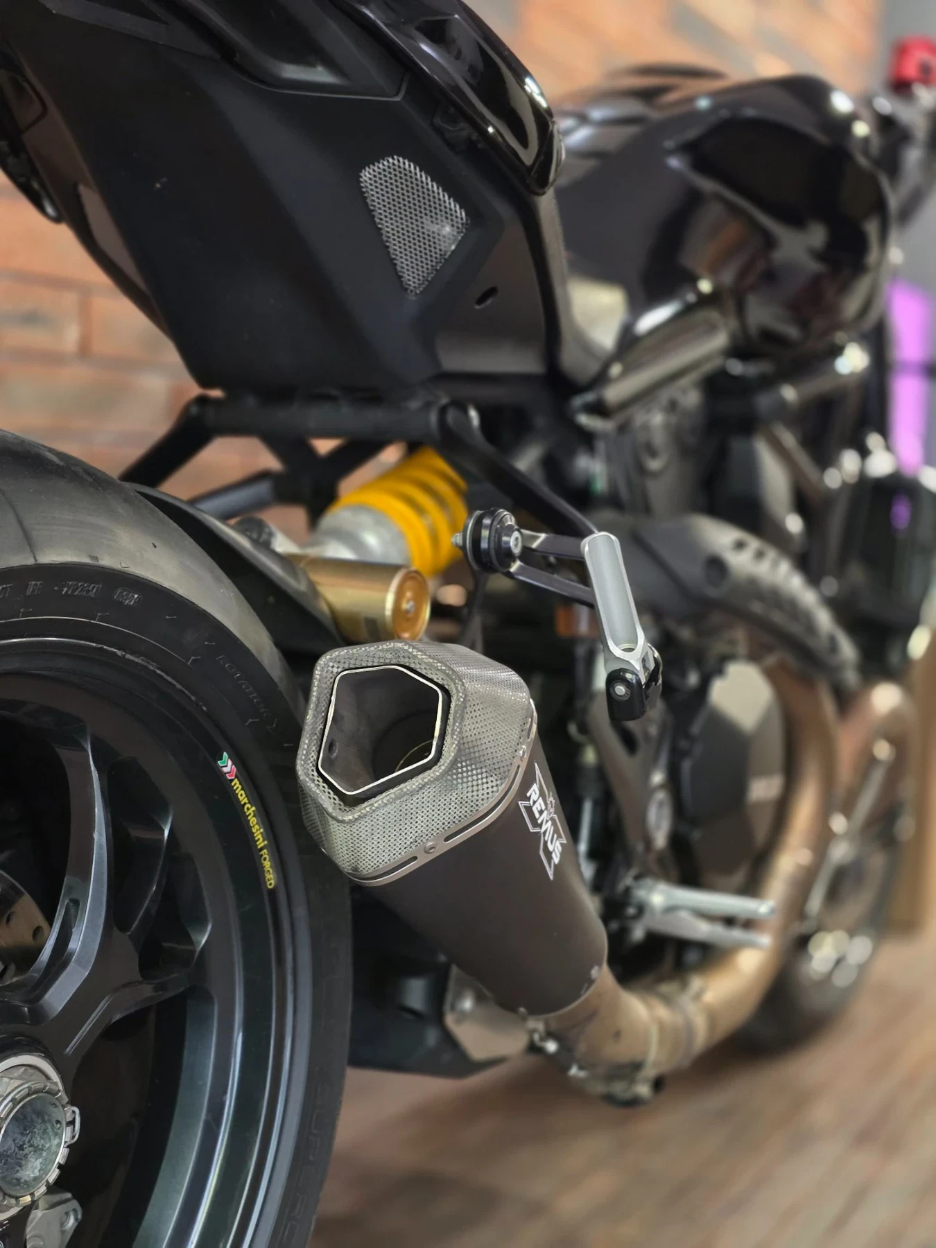 Ducati Monster 1200R, снимка 4 - Мотоциклети и мототехника - 56250372
