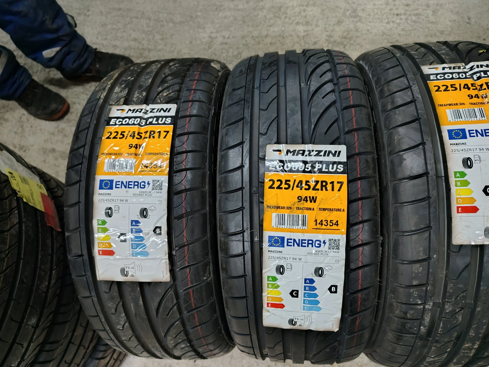 Гуми Летни 225/45R17, снимка 2 - Гуми и джанти - 53752003