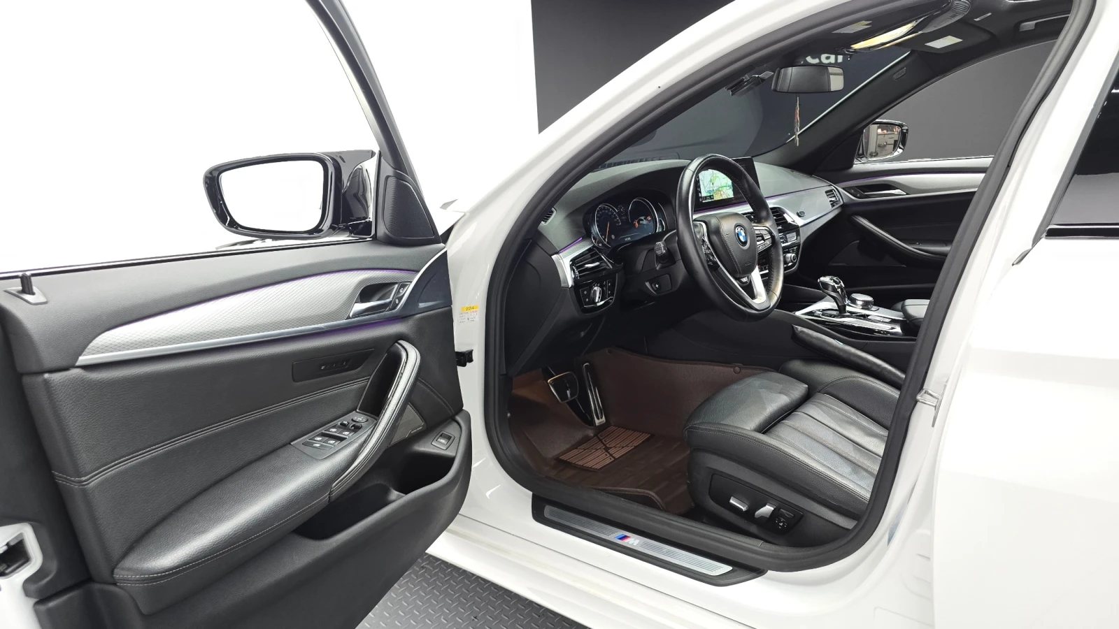 BMW 520 520d M Sport | HUD | Адаптивен круиз | M пакет, снимка 9 - Автомобили и джипове - 55629695