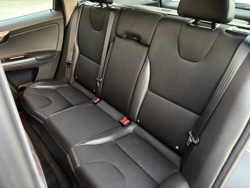 Volvo XC60 D4 190 HP 2017 Г. 172 000 КМ. УНИКАТ, снимка 11 - Автомобили и джипове - 52526837