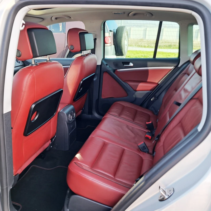 VW Tiguan 2.0TDI* Track&Style 4Motion* Exclusive* FULL&FULL*, снимка 10 - Автомобили и джипове - 52827551