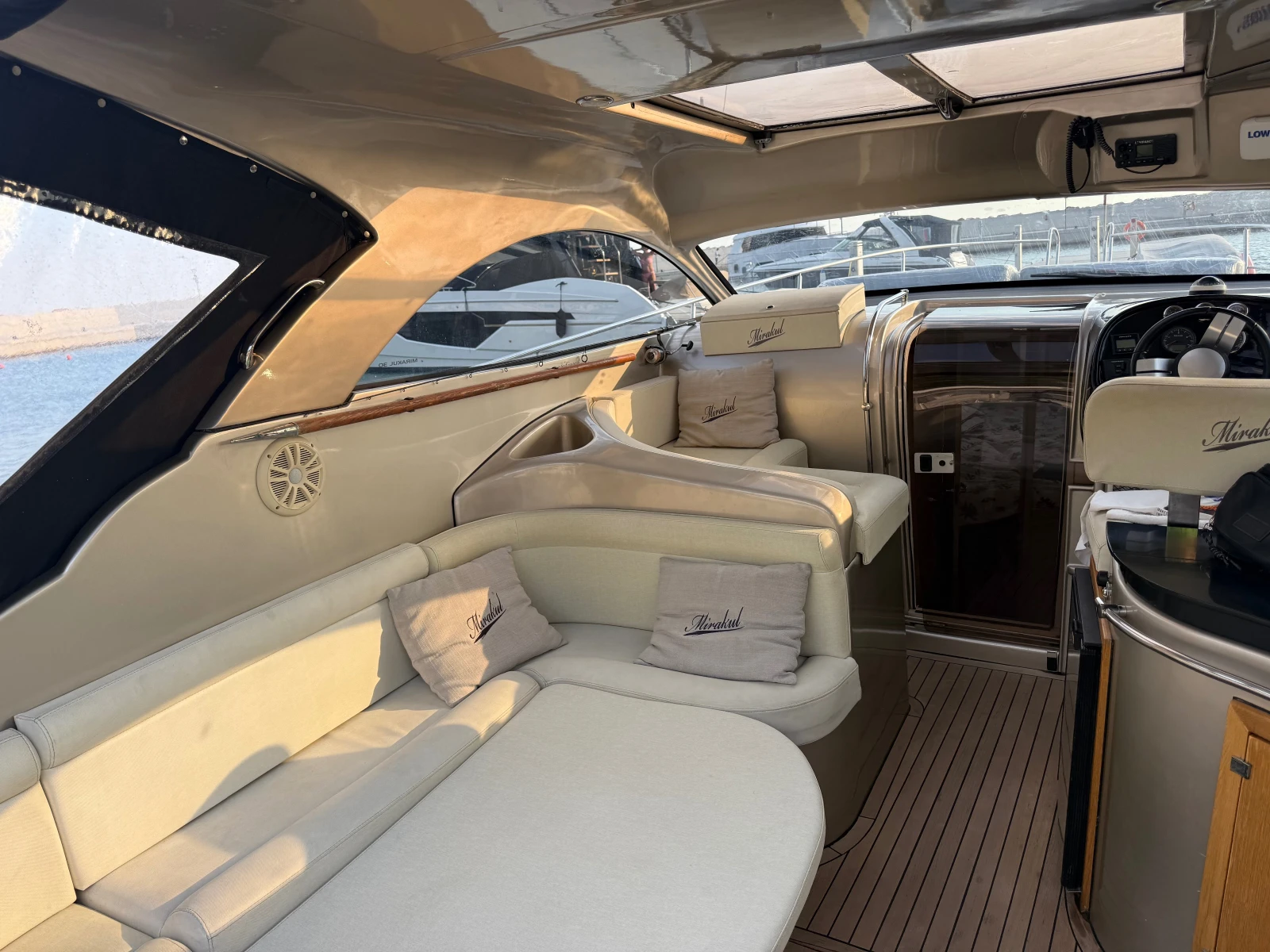 Моторна яхта Beneteau MIRAKUl 30* 2018* ДИЗЕЛ* VOLVO PENTA* , снимка 15 - Воден транспорт - 55097963