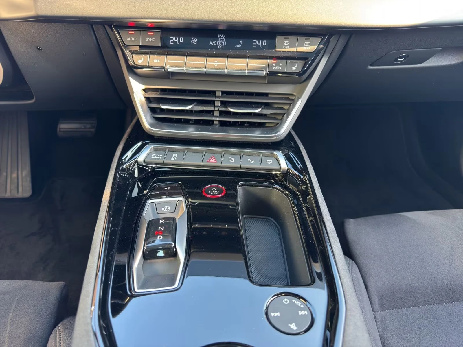 Audi E-Tron GT MATRIX/476HP/PANO/NAVI/360/ACC/232z, снимка 14 - Автомобили и джипове - 54040402