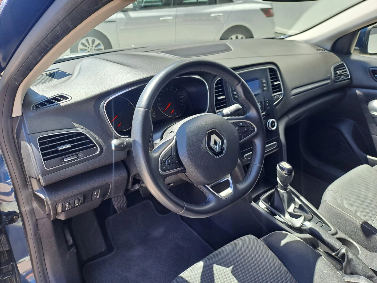 Renault Megane 1.3 TCe Life 140к.с. Супер Лятна разпродажба, снимка 12 - Автомобили и джипове - 55751356