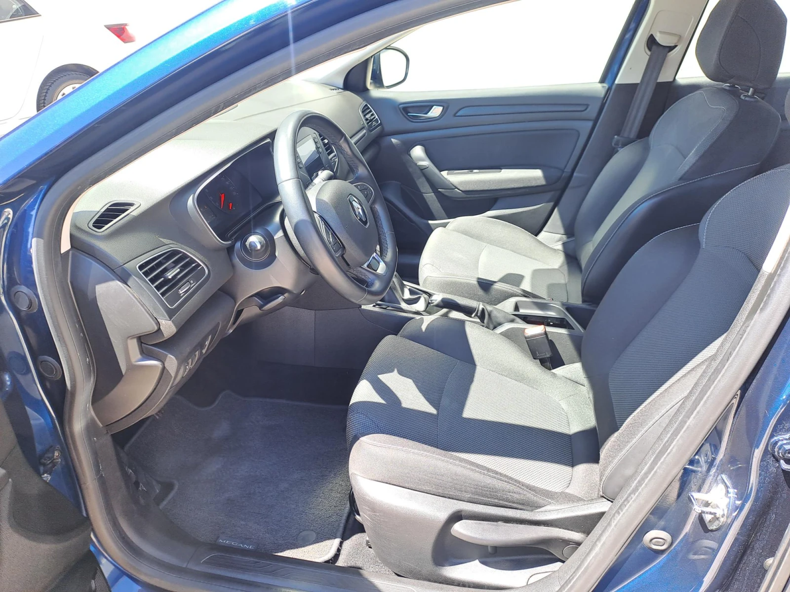 Renault Megane 1.3 TCe Life 140к.с. Супер Лятна разпродажба, снимка 11 - Автомобили и джипове - 55751356