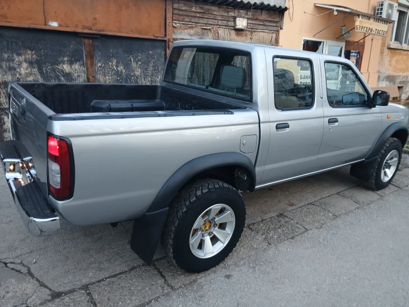 Nissan Navara 2.5 TD, снимка 4 - Автомобили и джипове - 52746482