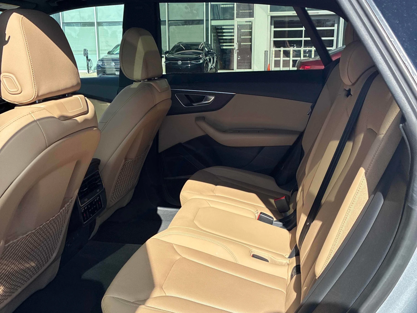 Audi Q8 / ОТ ПРЕДСТАВИТЕЛСТВО / 360 / ПАНО / ОБДУХВАНЕ, снимка 16 - Автомобили и джипове - 56137207
