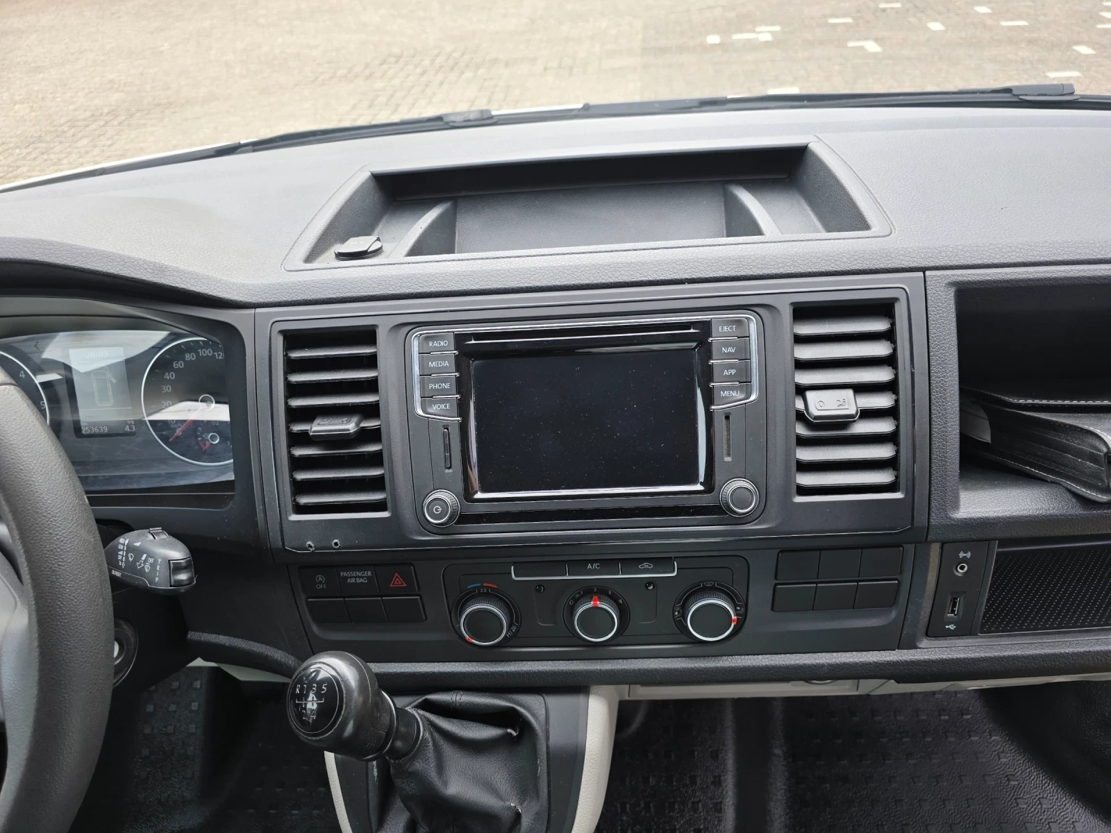 VW Transporter T6  2.0 TDI - изображение 6