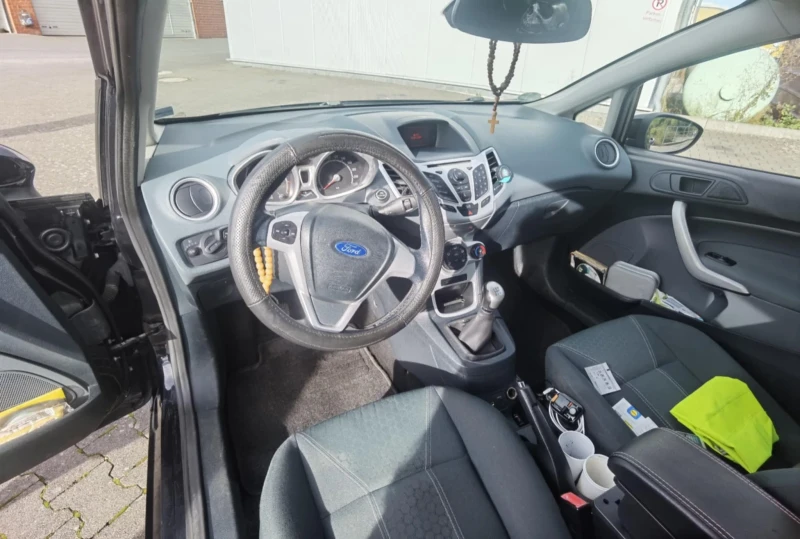 Ford Fiesta 1.4i, снимка 11 - Автомобили и джипове - 51551910