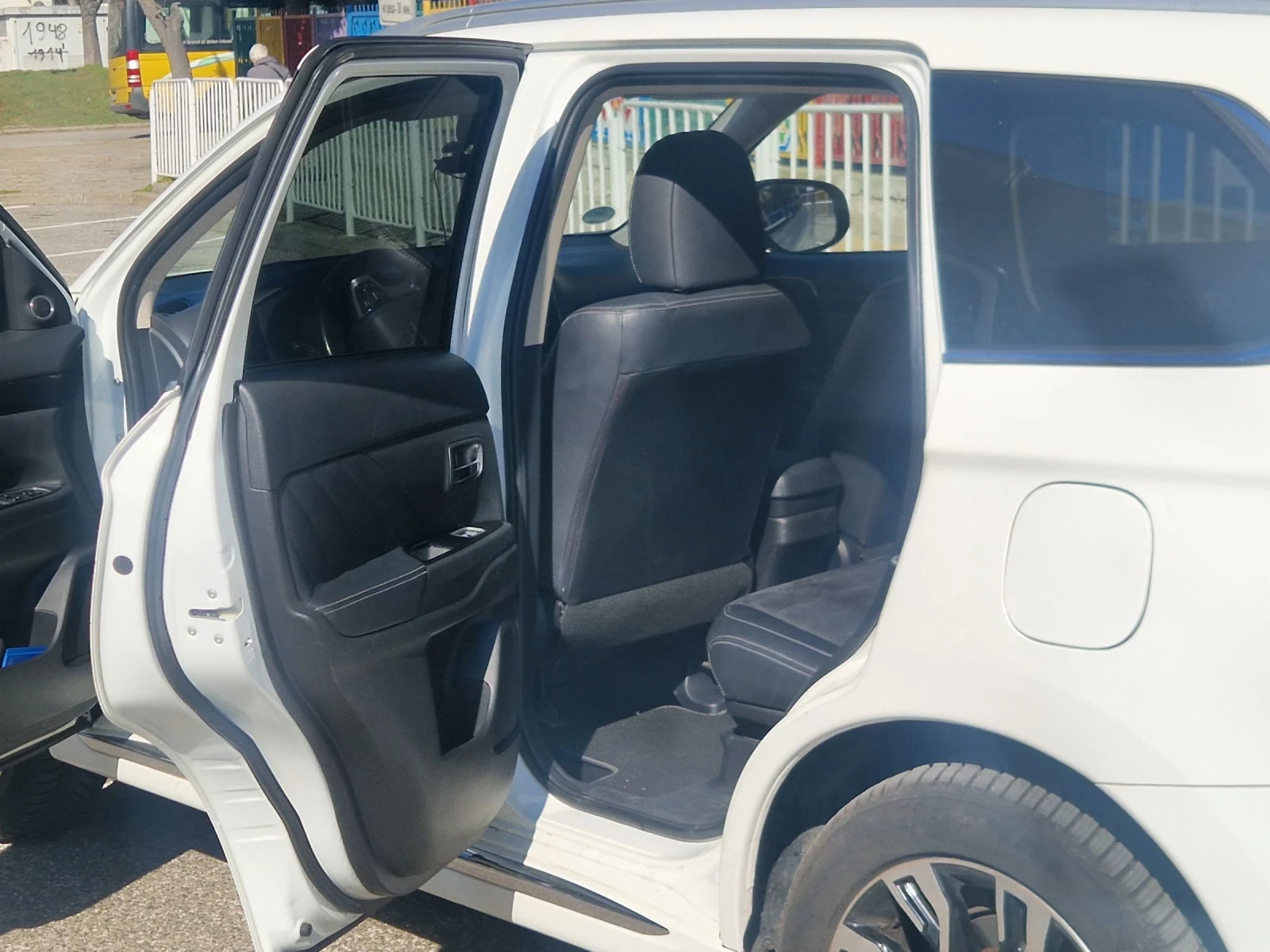 Mitsubishi Outlander, снимка 15 - Автомобили и джипове - 53693675