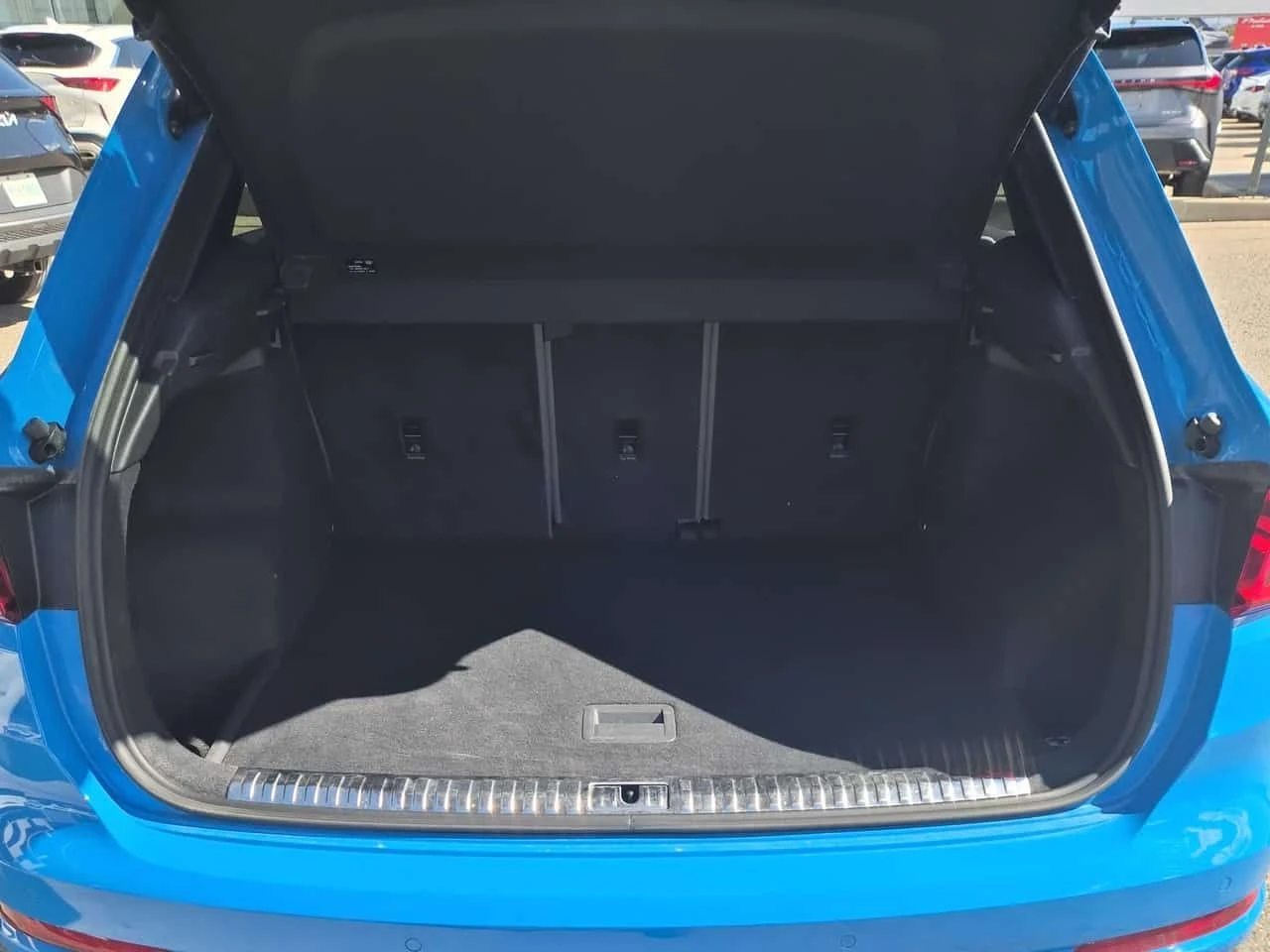 Audi Q3 * PROGRESSIV * ПАНО * ПОДГРЕВИ * KEYLESS * CARFAX, снимка 14 - Автомобили и джипове - 55148734