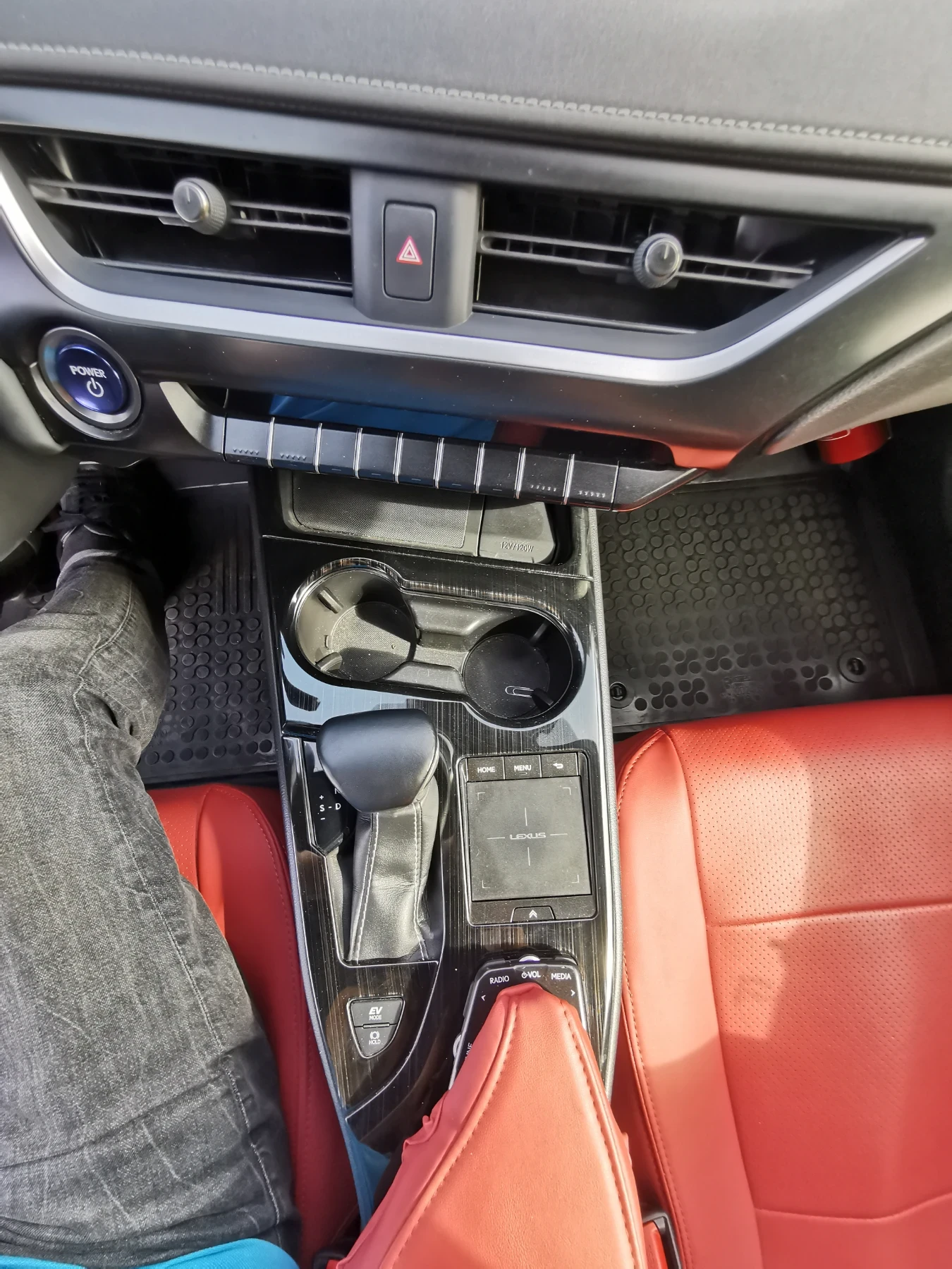 Lexus UX 250h, снимка 8 - Автомобили и джипове - 56445897