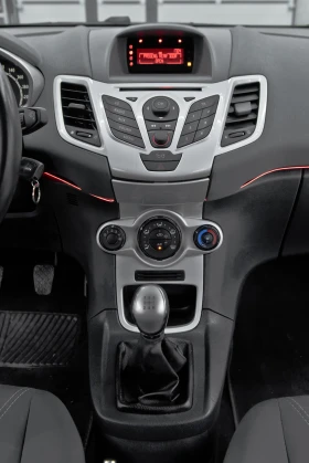 Ford Fiesta 1.6d* 95кс* Климатик* Регистрирана, снимка 17