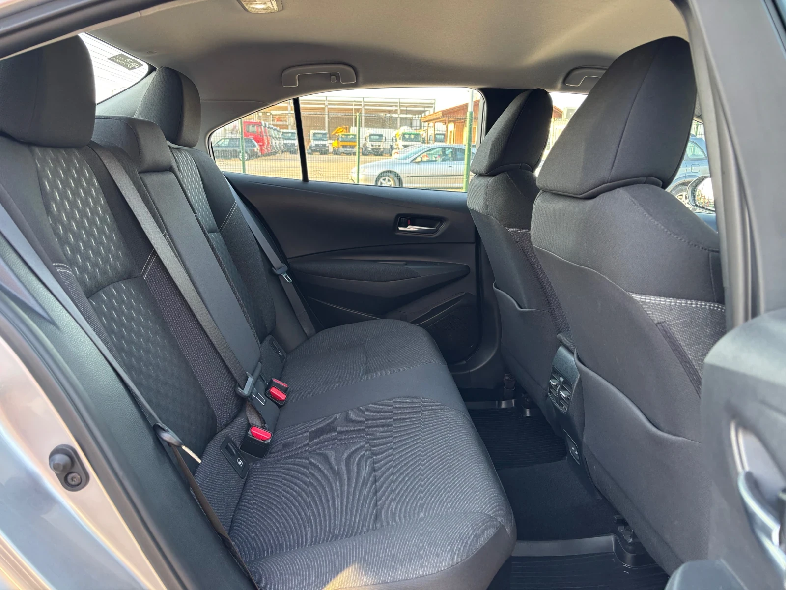 Toyota Corolla 1.8 HYBRID, снимка 13 - Автомобили и джипове - 54658114