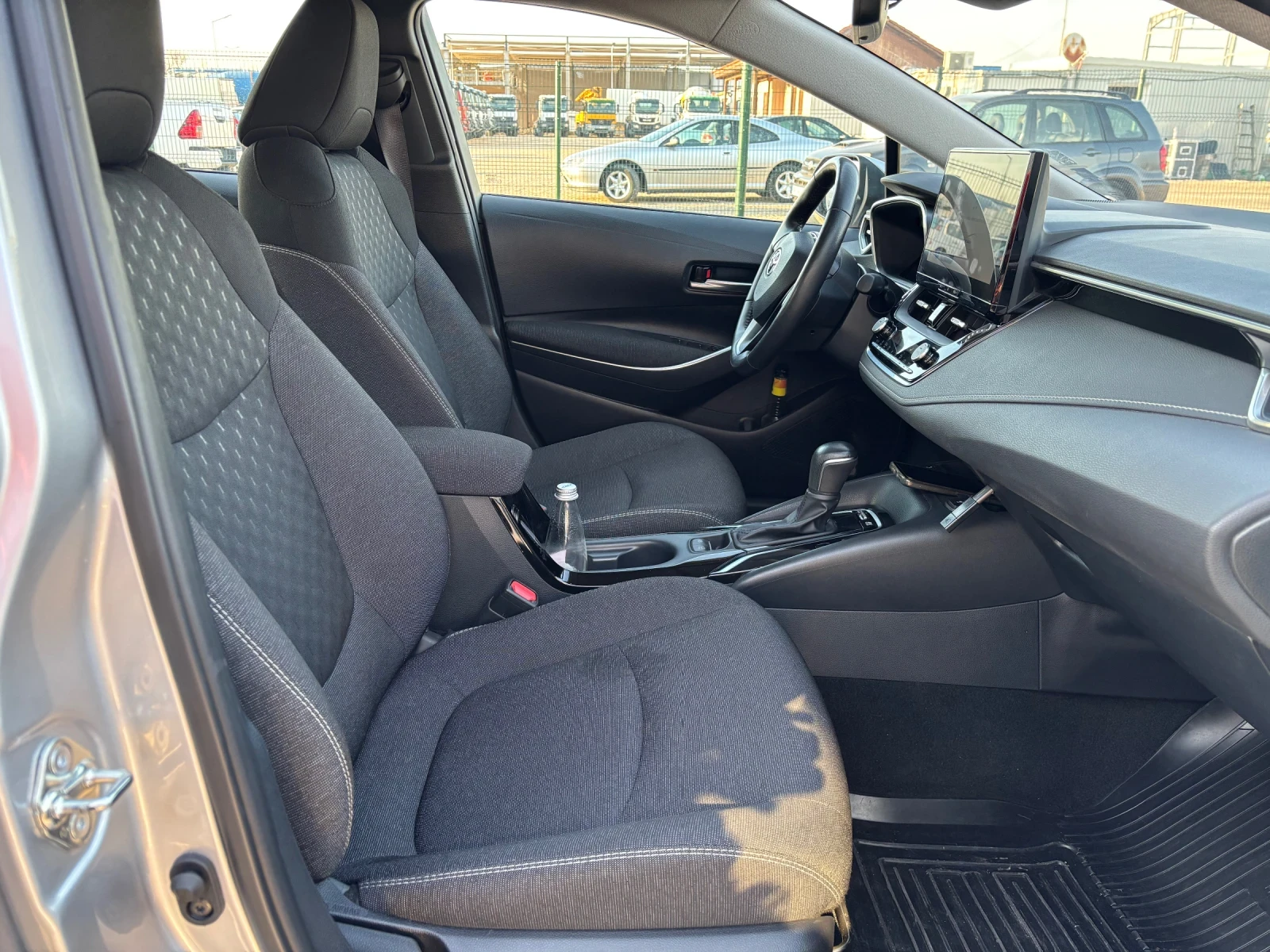 Toyota Corolla 1.8 HYBRID, снимка 11 - Автомобили и джипове - 54658114