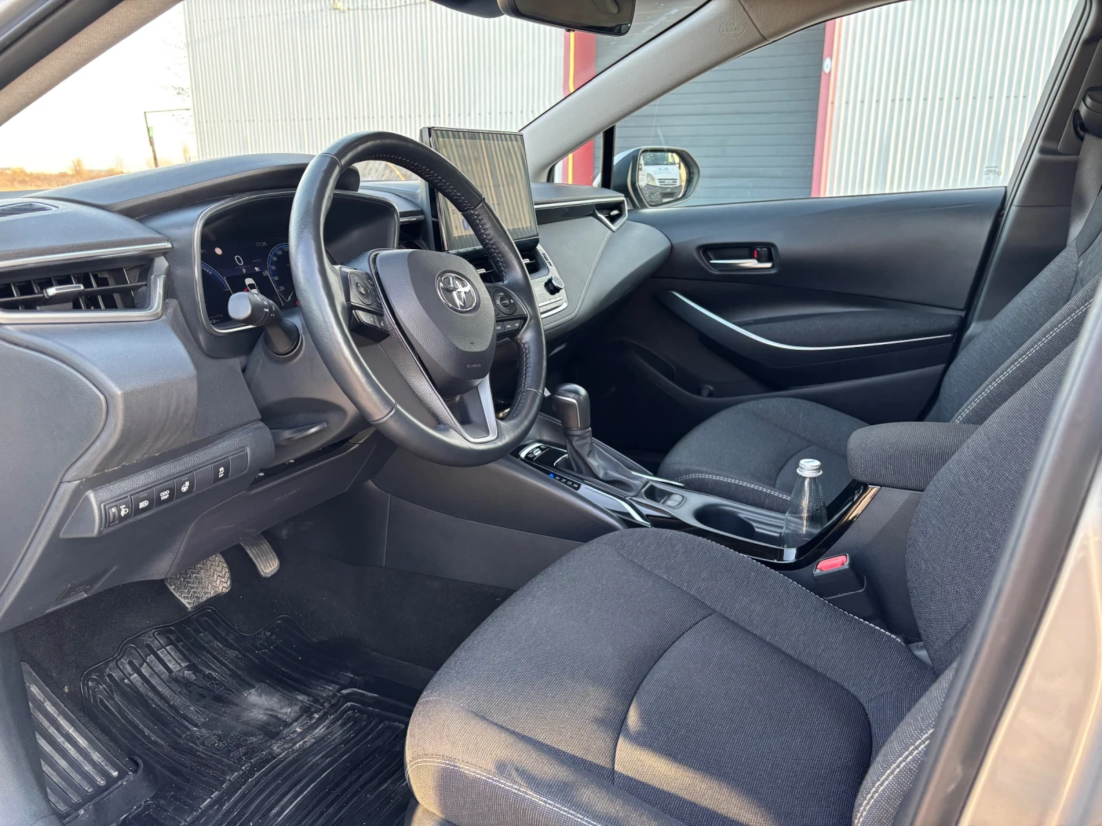 Toyota Corolla 1.8 HYBRID, снимка 9 - Автомобили и джипове - 54658114