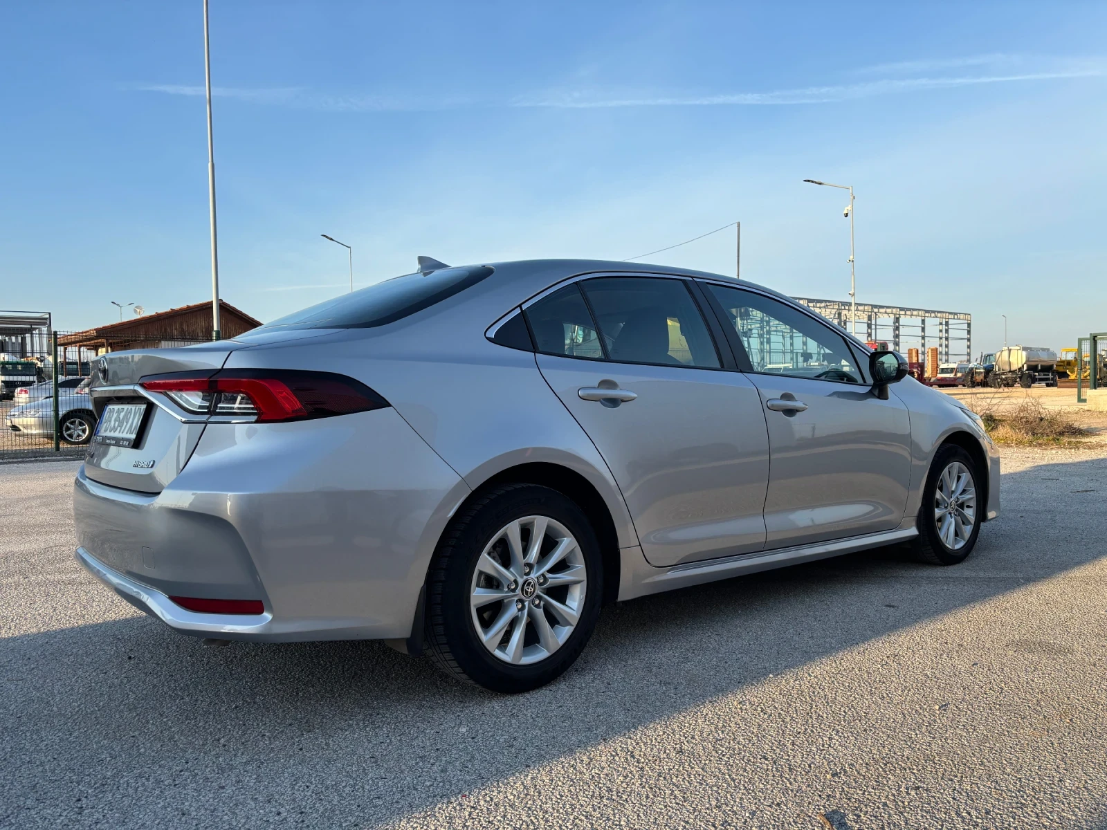 Toyota Corolla 1.8 HYBRID, снимка 4 - Автомобили и джипове - 54658114