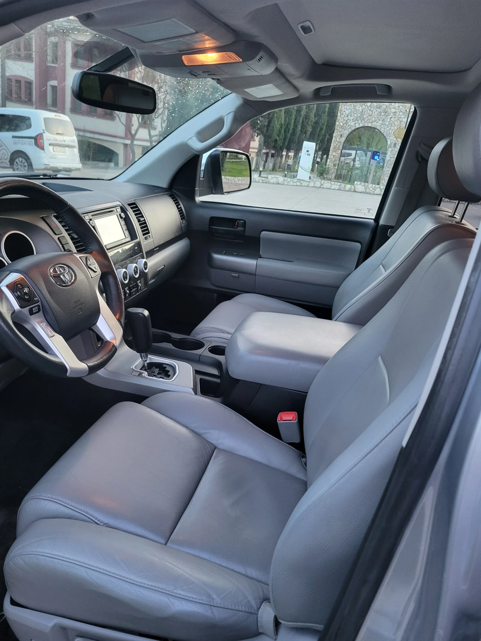 Toyota Sequoia  - изображение 5