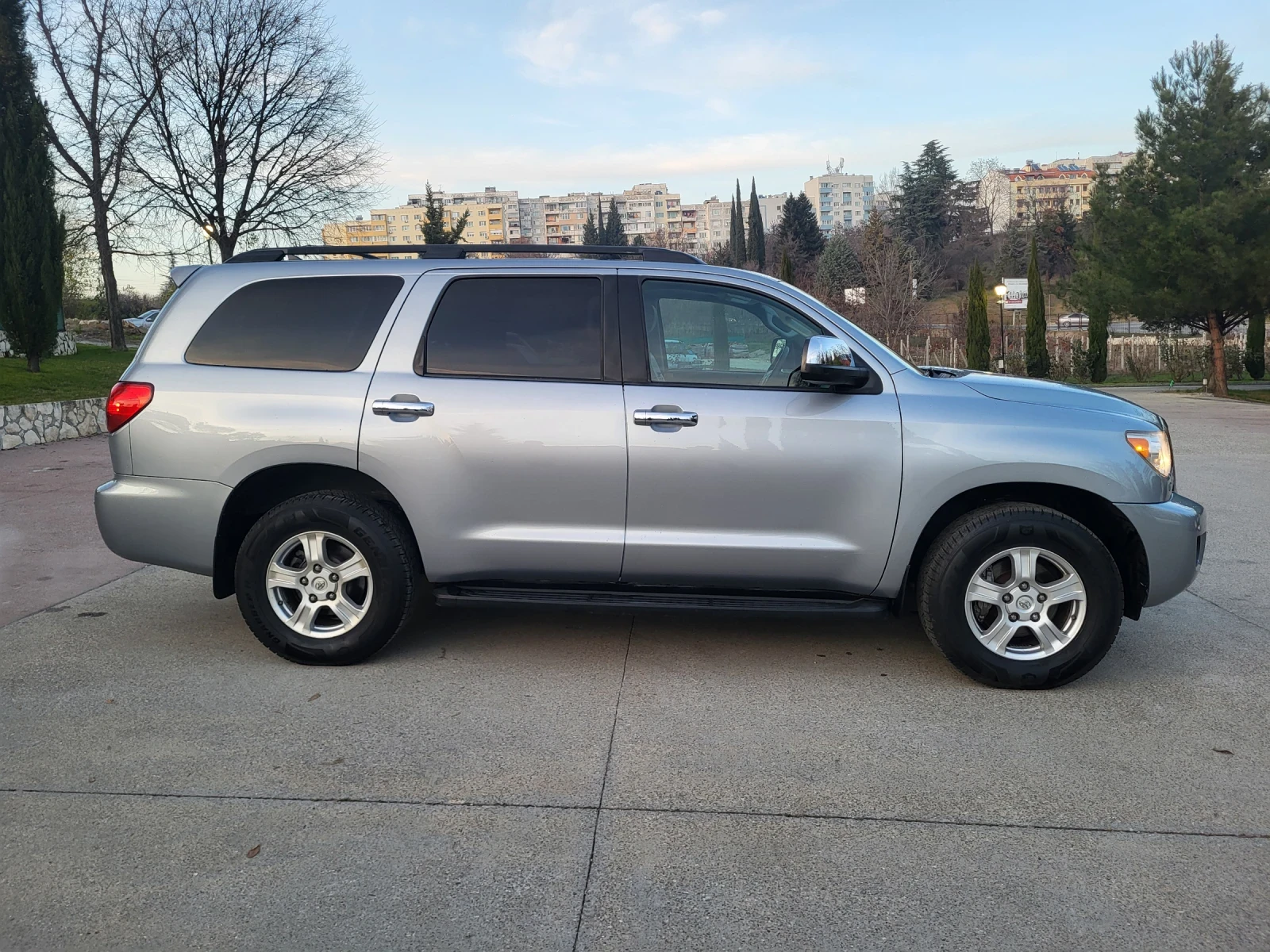 Toyota Sequoia  - изображение 2