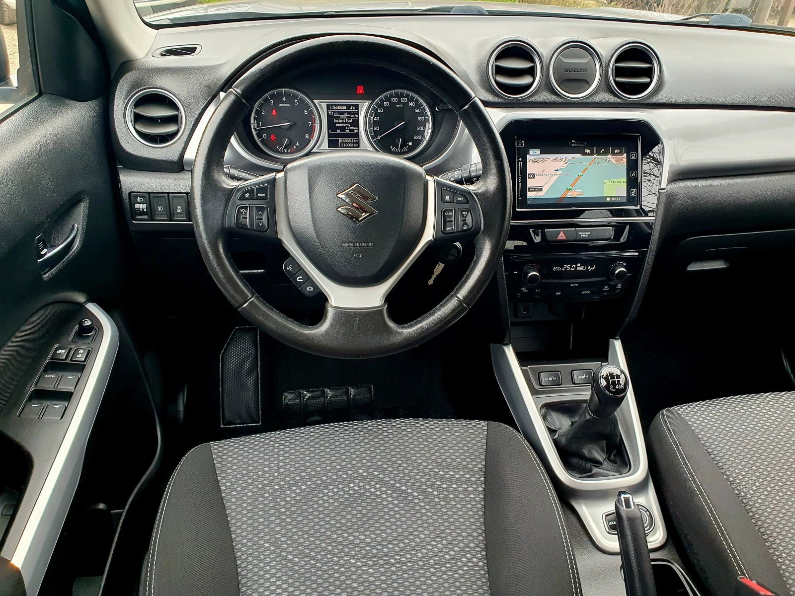 Suzuki Vitara 1.6i 4x4 NAVI КАМЕРА DISTRONIC LED - изображение 9