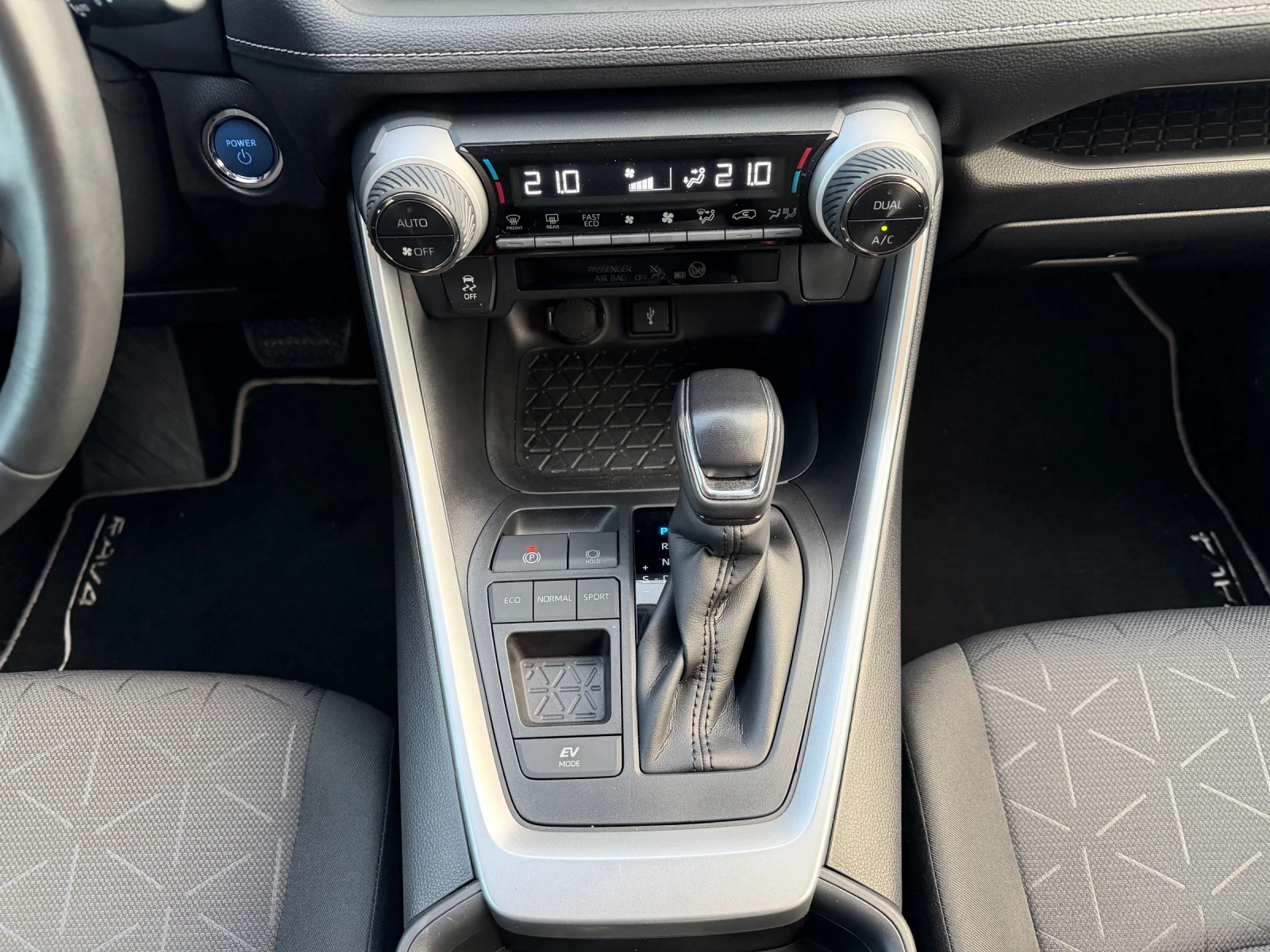 Toyota Rav4 2.5i Hybrid, снимка 13 - Автомобили и джипове - 55353584