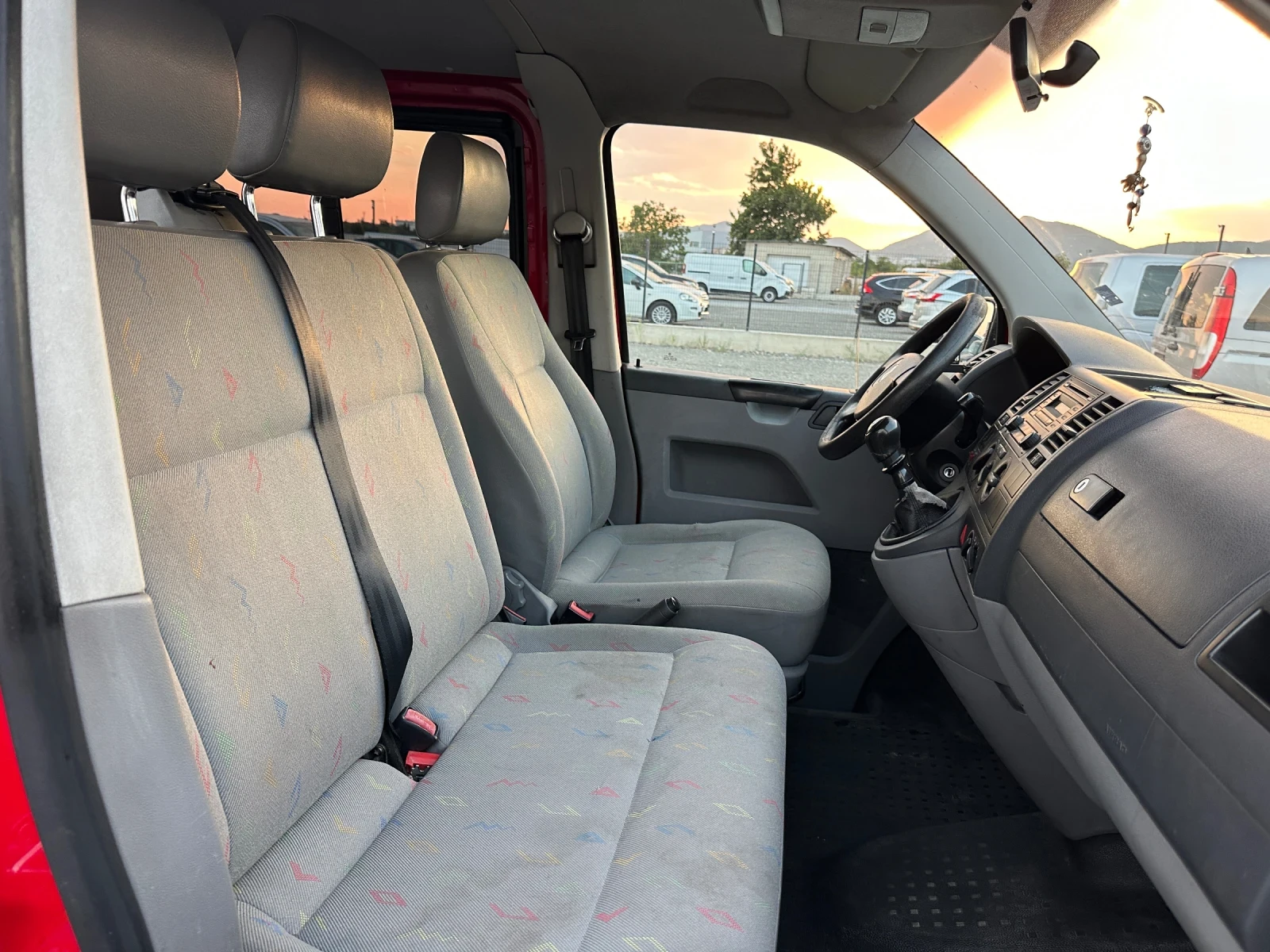 VW T5 9-МЕСТЕН* КЛИМАТИК, снимка 12 - Бусове и автобуси - 55590096
