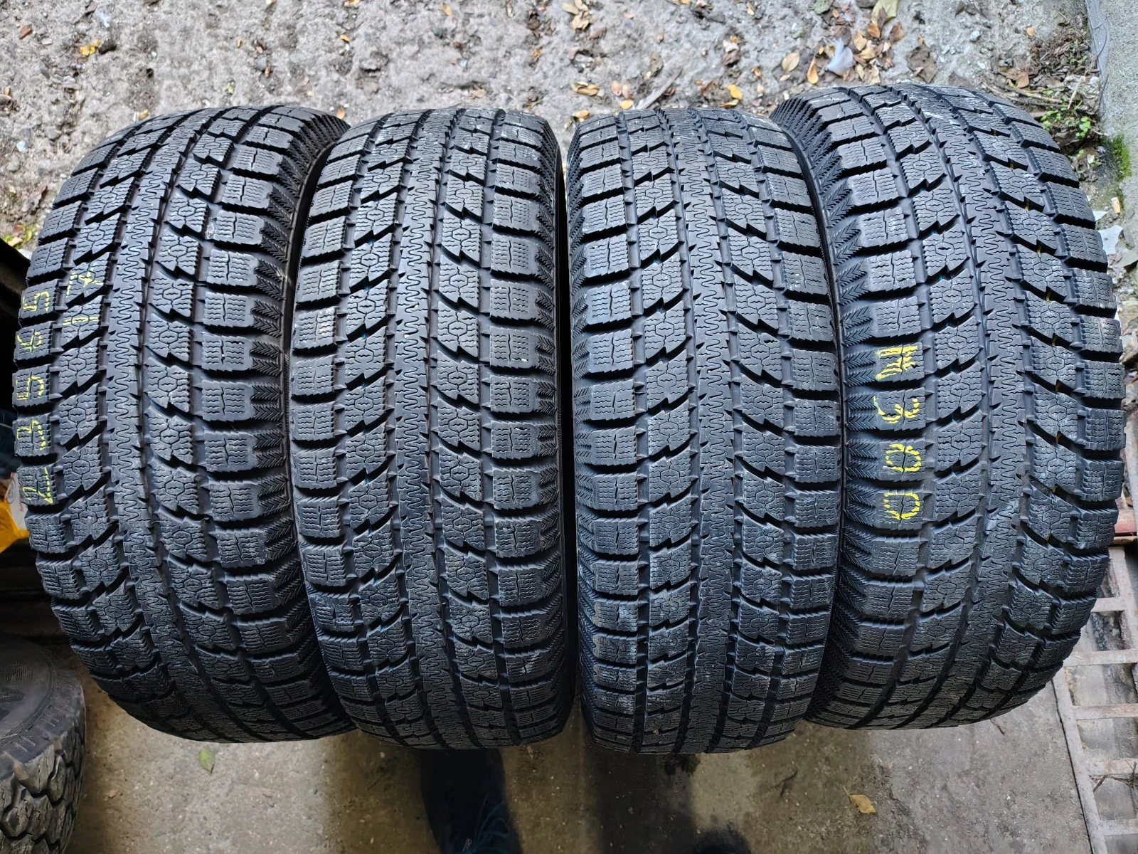 Гуми Зимни 235/65R17