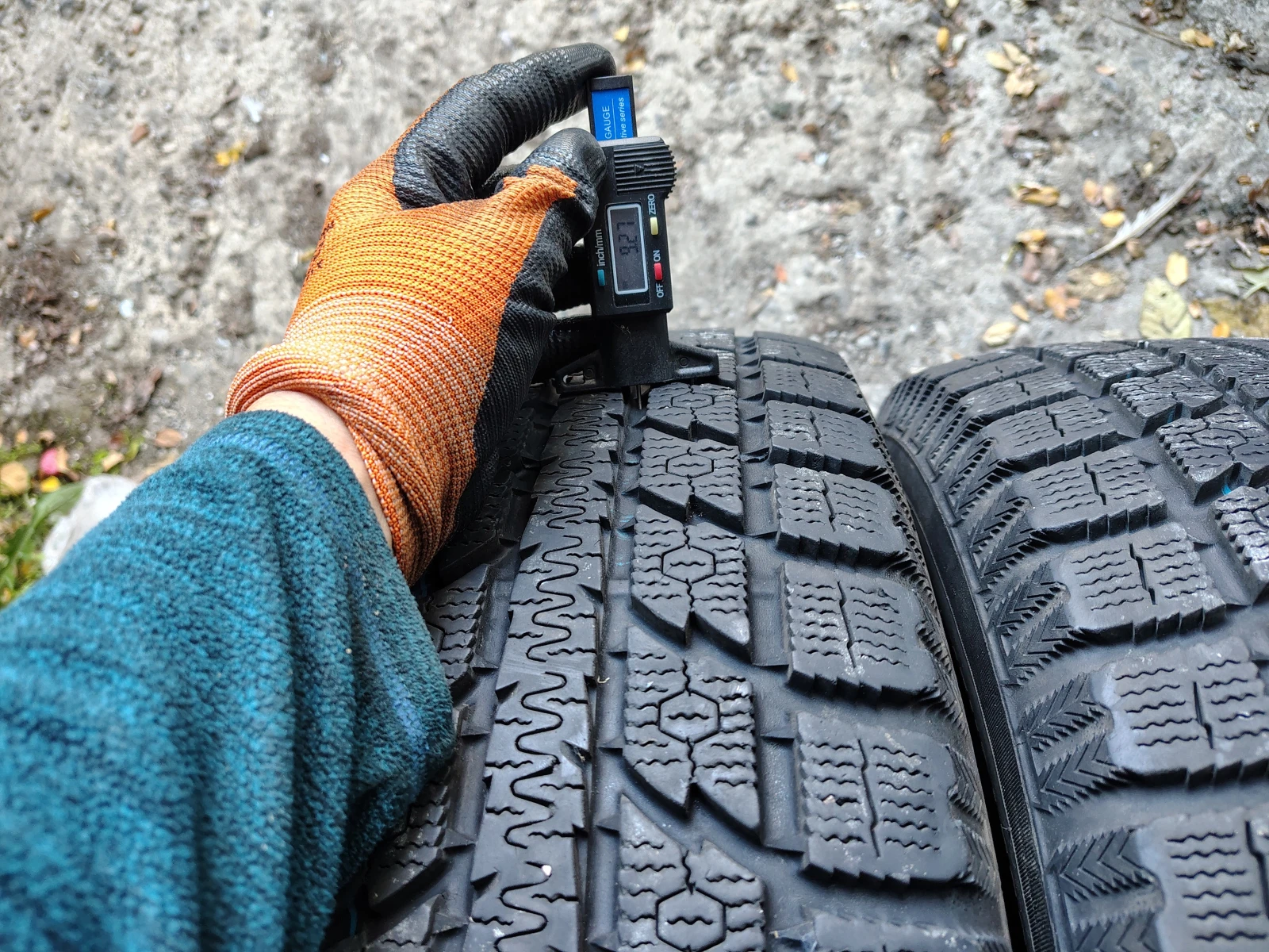 Гуми Зимни 235/65R17, снимка 3 - Гуми и джанти - 53715887