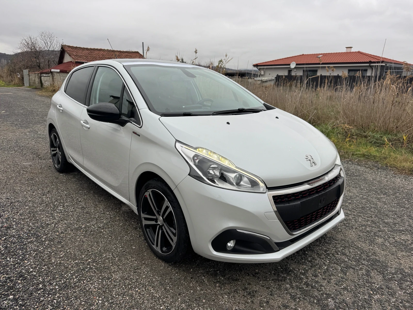 Peugeot 208 1.2T * GT LINE* PANO* CAMERA* CERVICE*  - изображение 3
