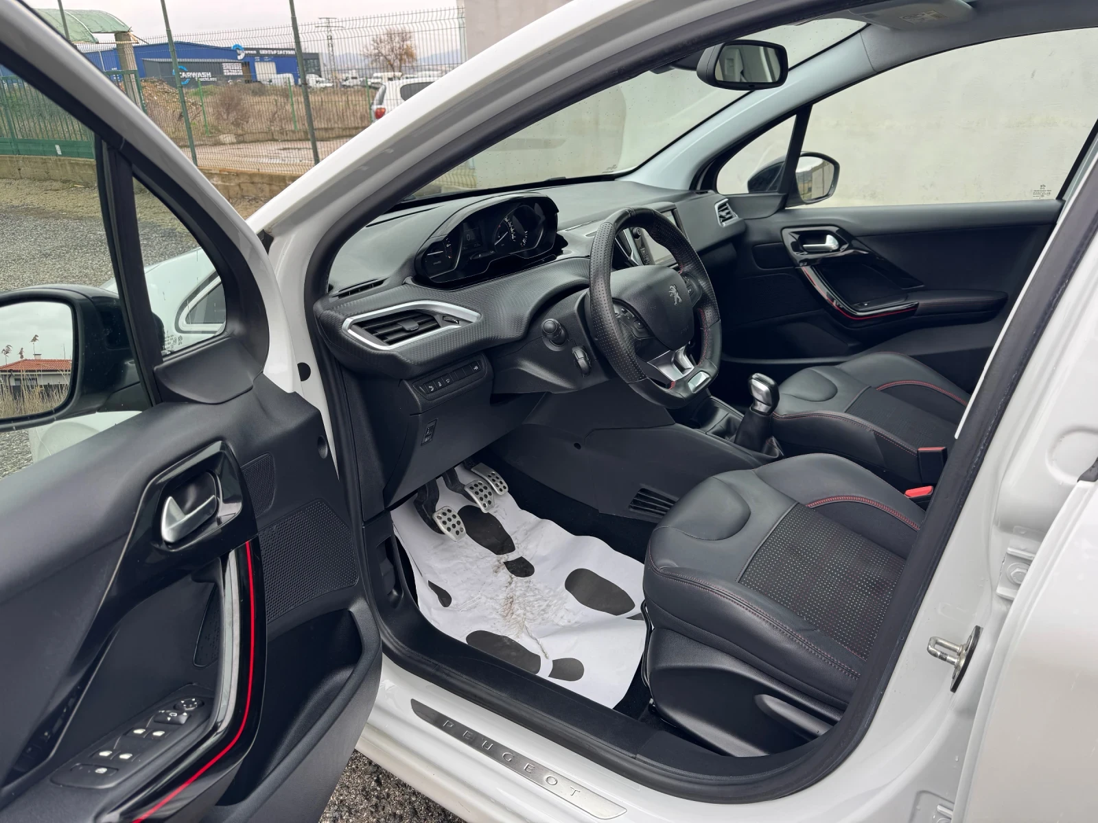 Peugeot 208 1.2T * GT LINE* PANO* CAMERA* CERVICE*  - изображение 9