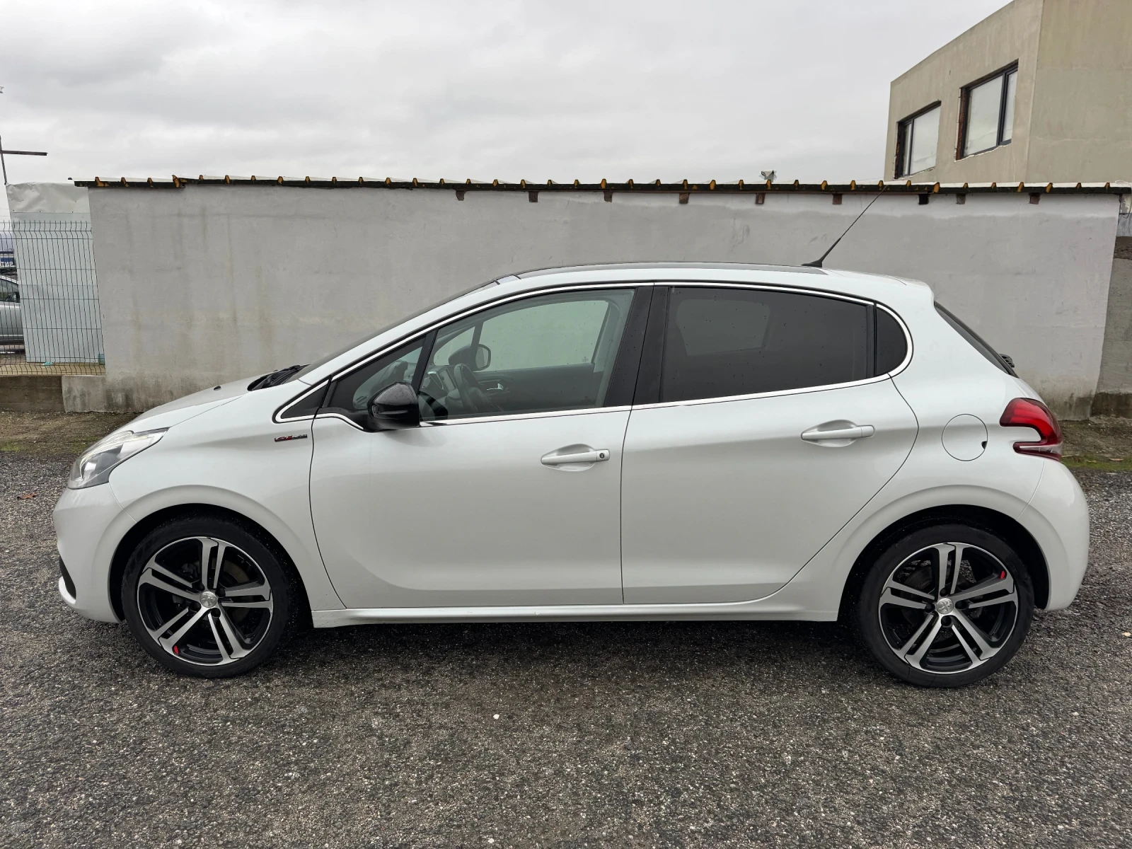 Peugeot 208 1.2T * GT LINE* PANO* CAMERA* CERVICE*  - изображение 8