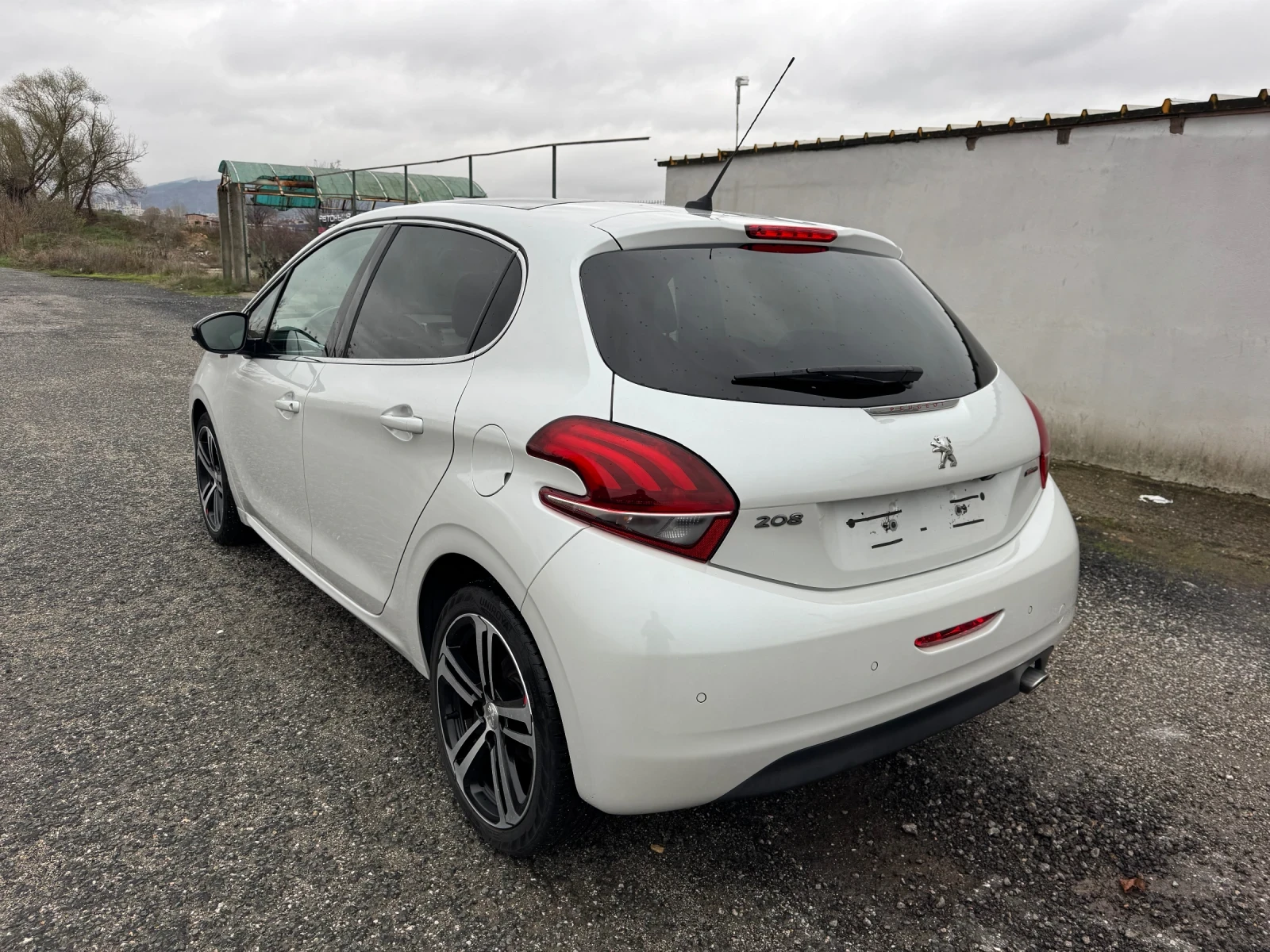 Peugeot 208 1.2T * GT LINE* PANO* CAMERA* CERVICE*  - изображение 7
