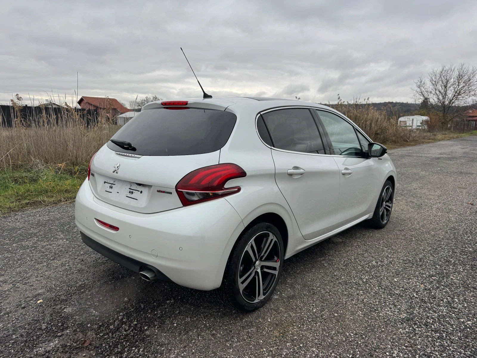 Peugeot 208 1.2T * GT LINE* PANO* CAMERA* CERVICE*  - изображение 5