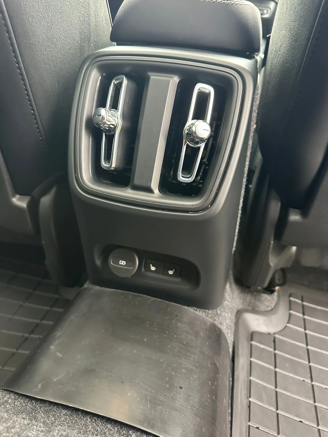 Volvo C40 Електрически SUV, снимка 15 - Автомобили и джипове - 53907261