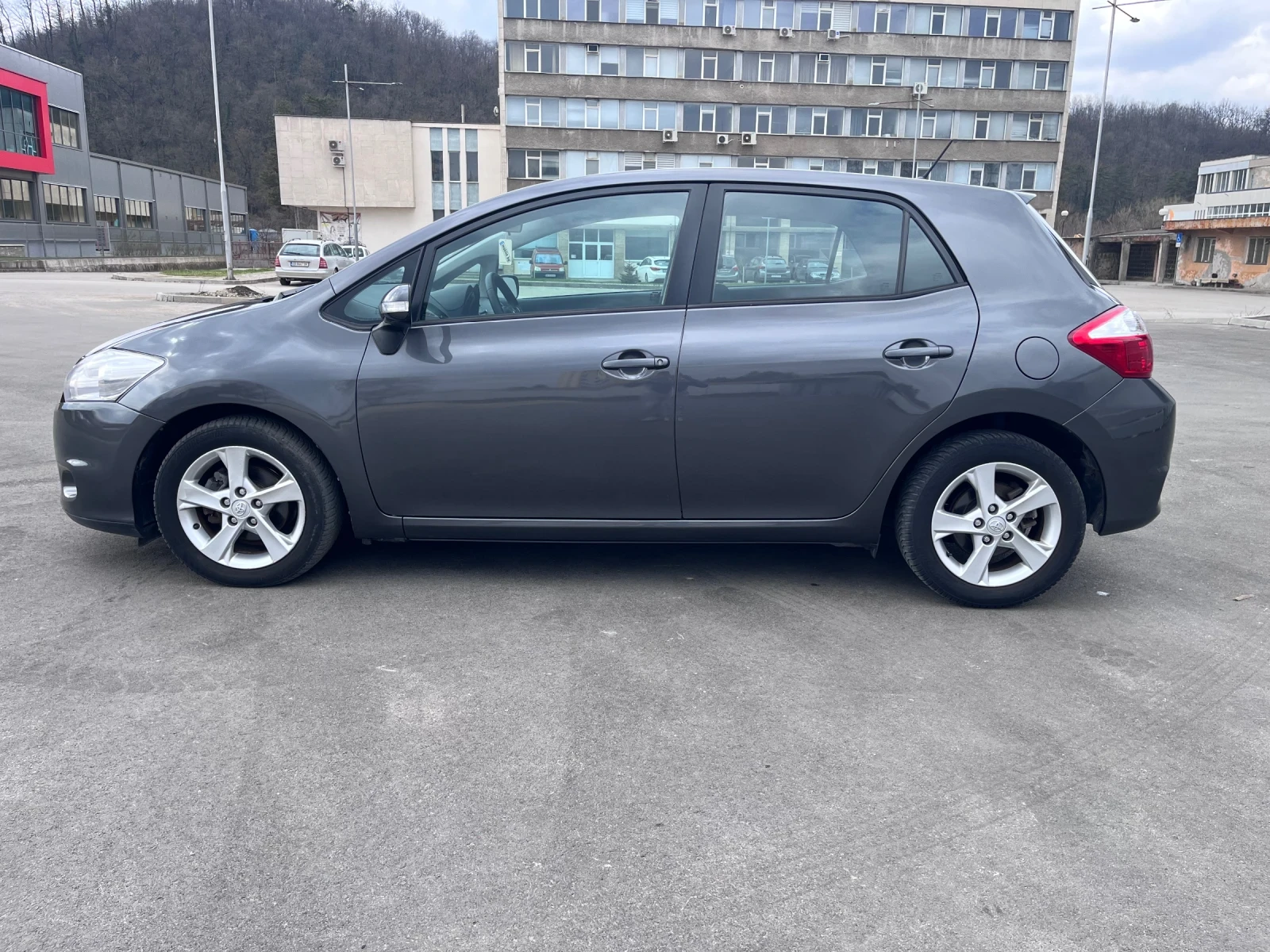 Toyota Auris 1.33 VVTi, снимка 5 - Автомобили и джипове - 53924918